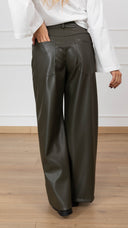 Pantalone 5 tasche in eco-pelle variante militare ViCOLO