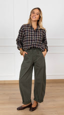 Pantalone in gabardina egg-fit con elastico sul retro variante militare Susy Mix