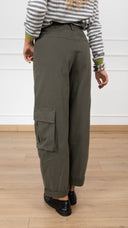 Jeans cargo egg-fit con elastico sul retro variante militare Susy Mix