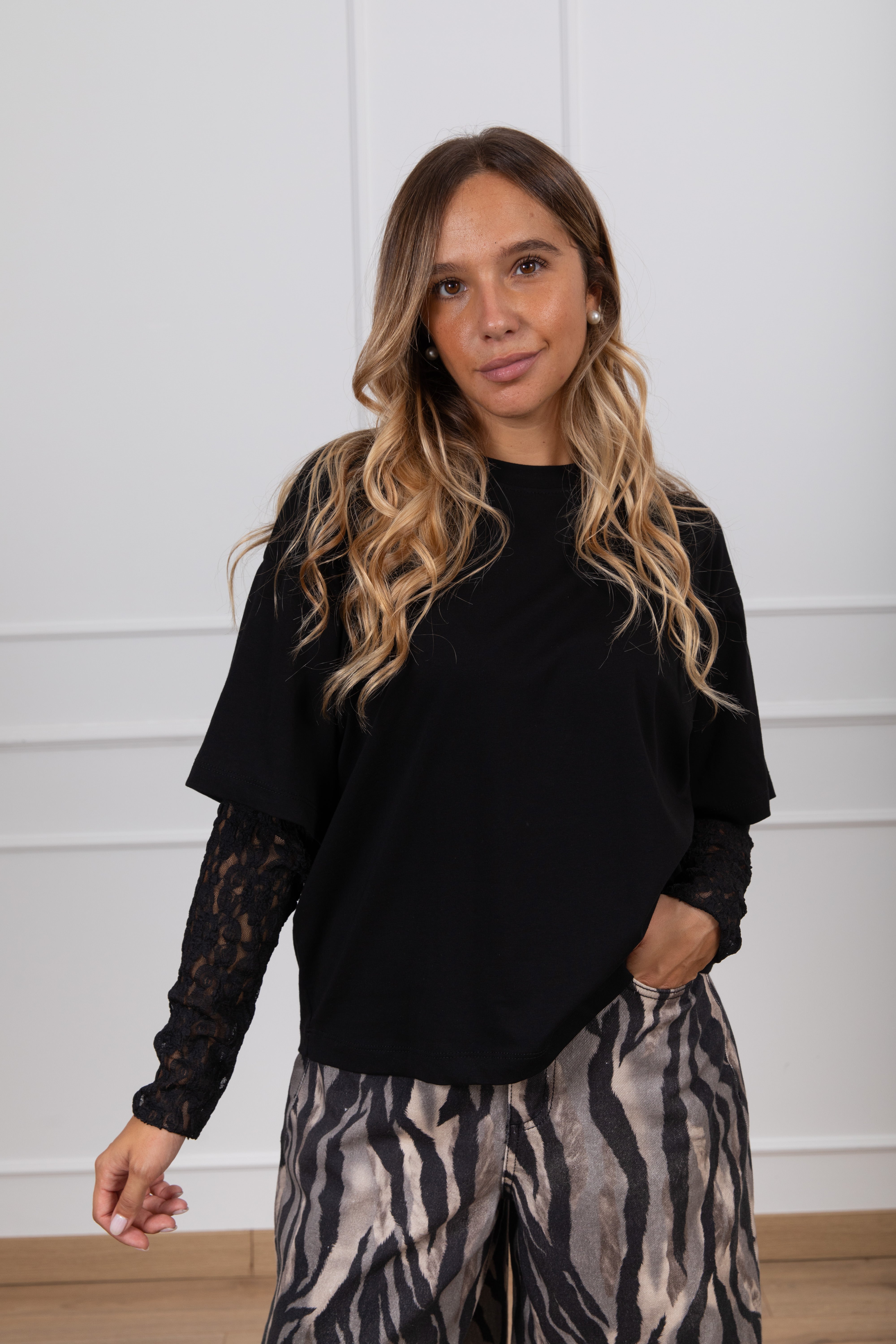 T-shirt con manica in pizzo variante nero Haveone