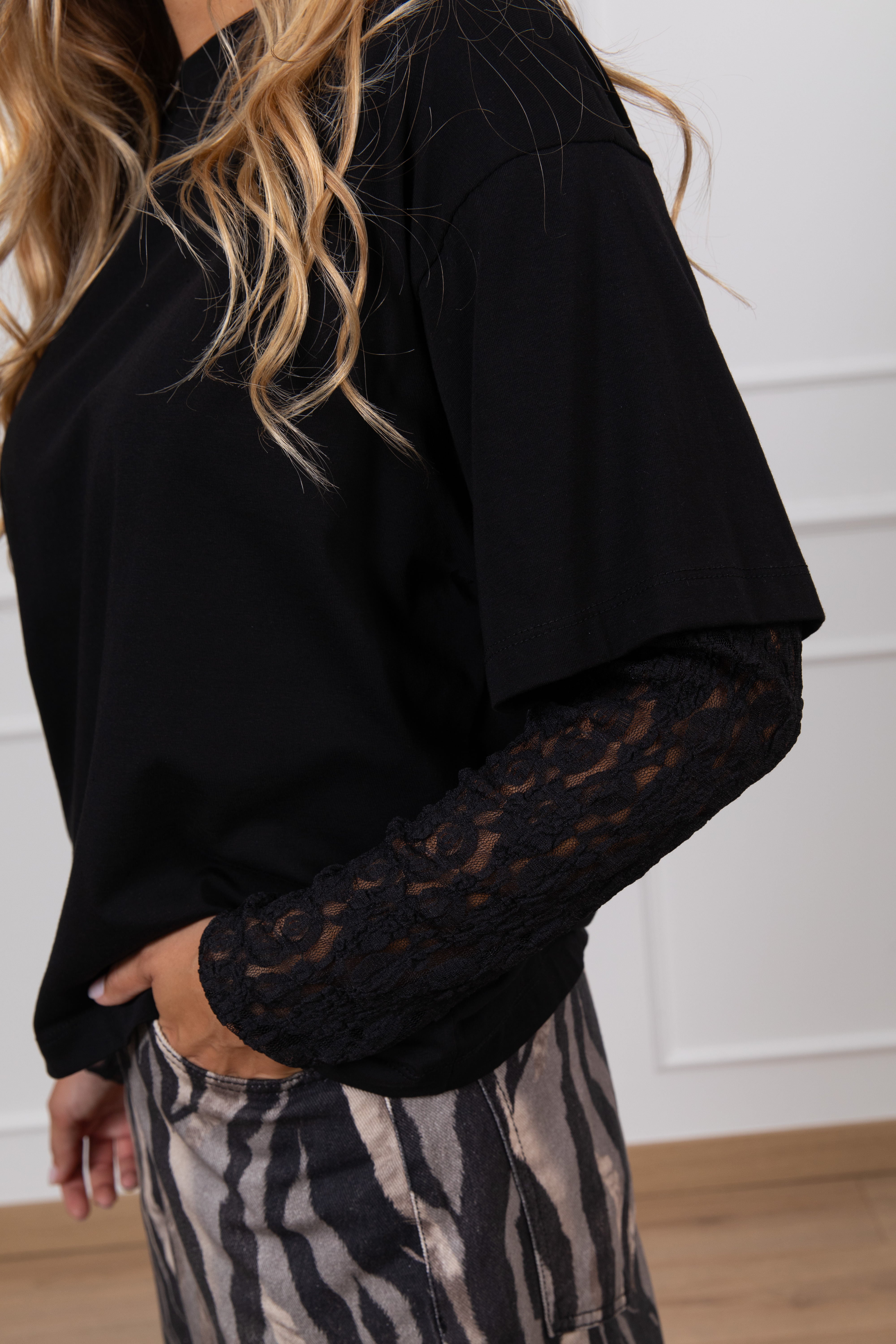 T-shirt con manica in pizzo variante nero Haveone