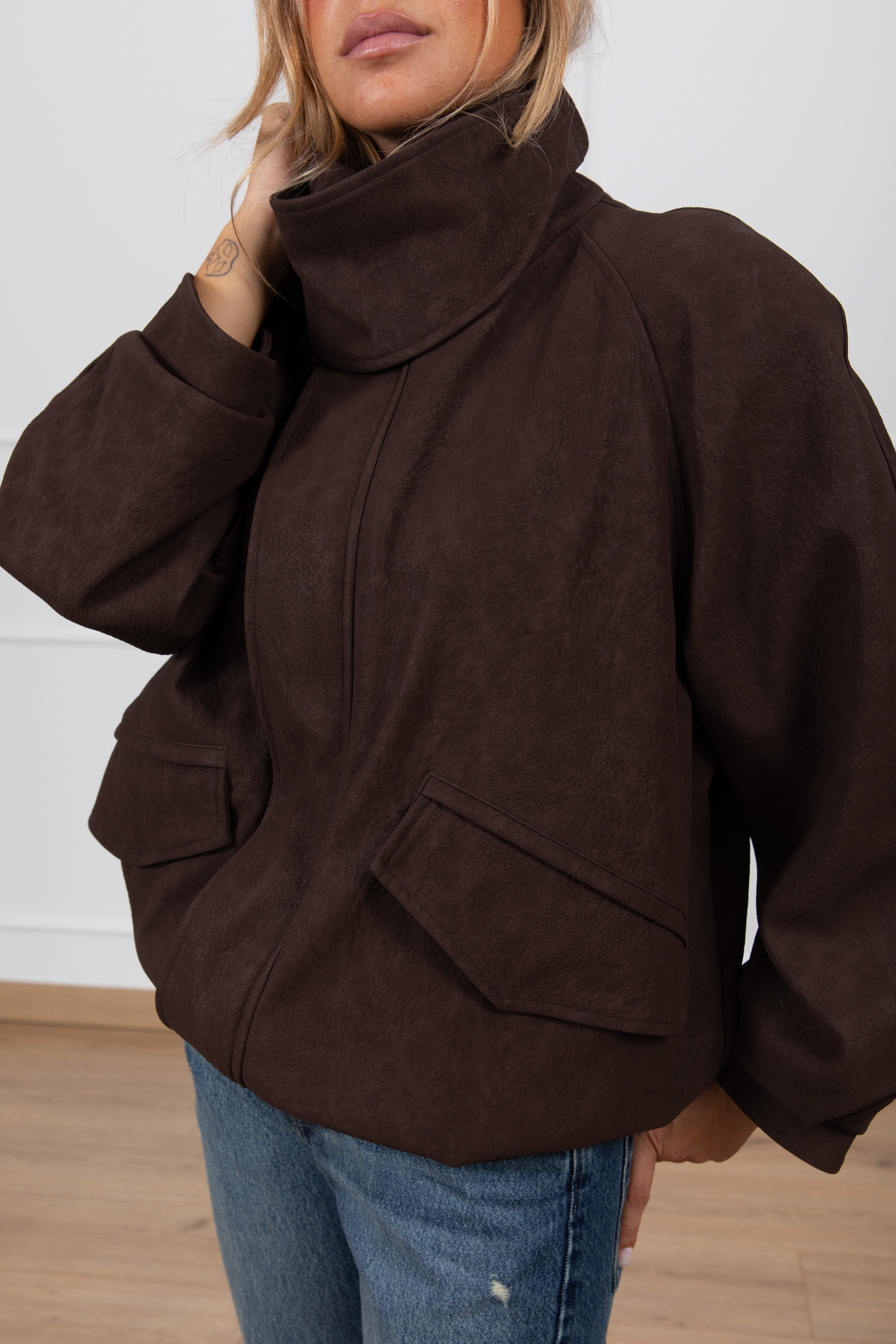 Bomber in eco-pelle martellata con collo a ciambella Haveone