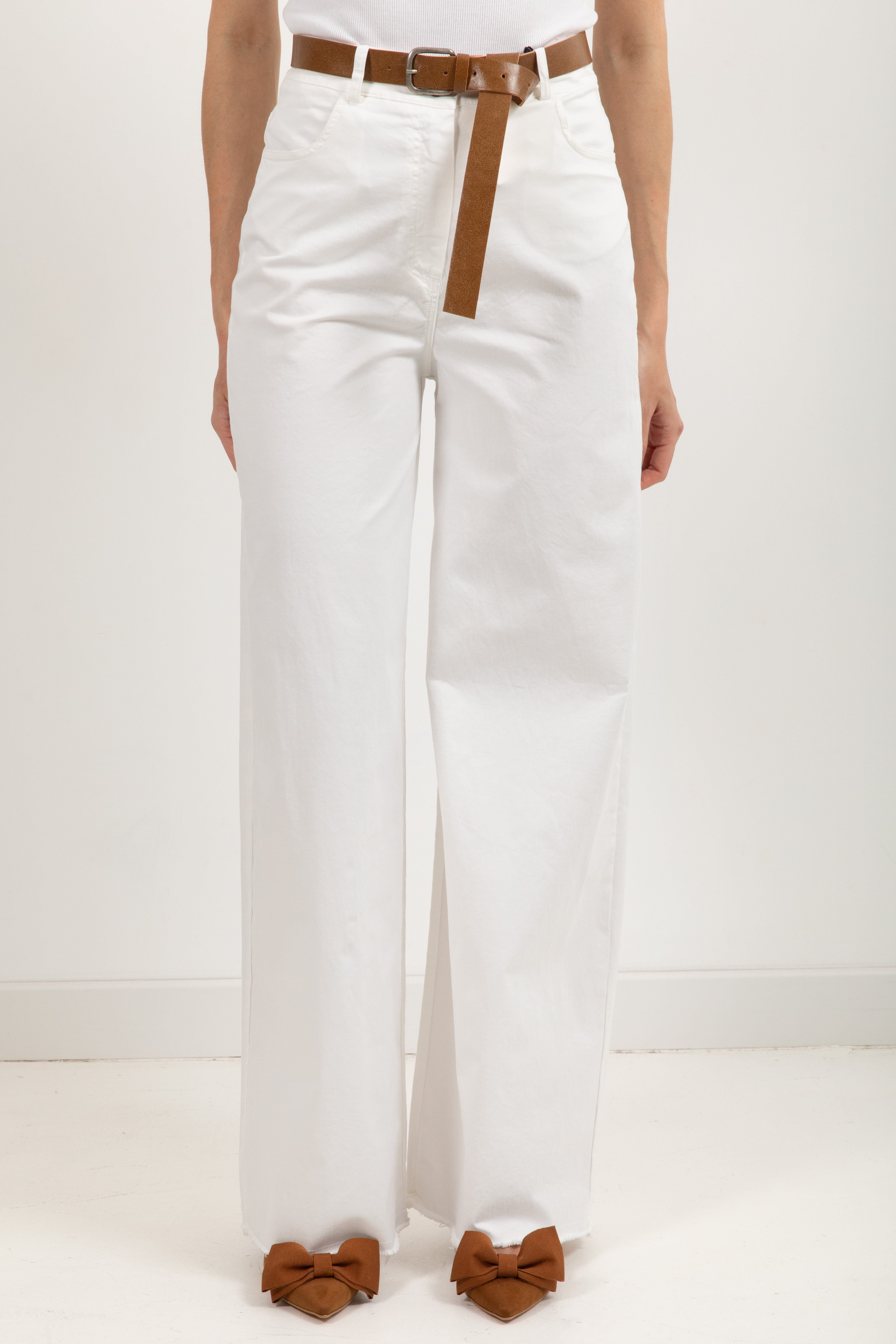 Pantalone gamba larga bianco sfrangiato sul fondo Tensione IN