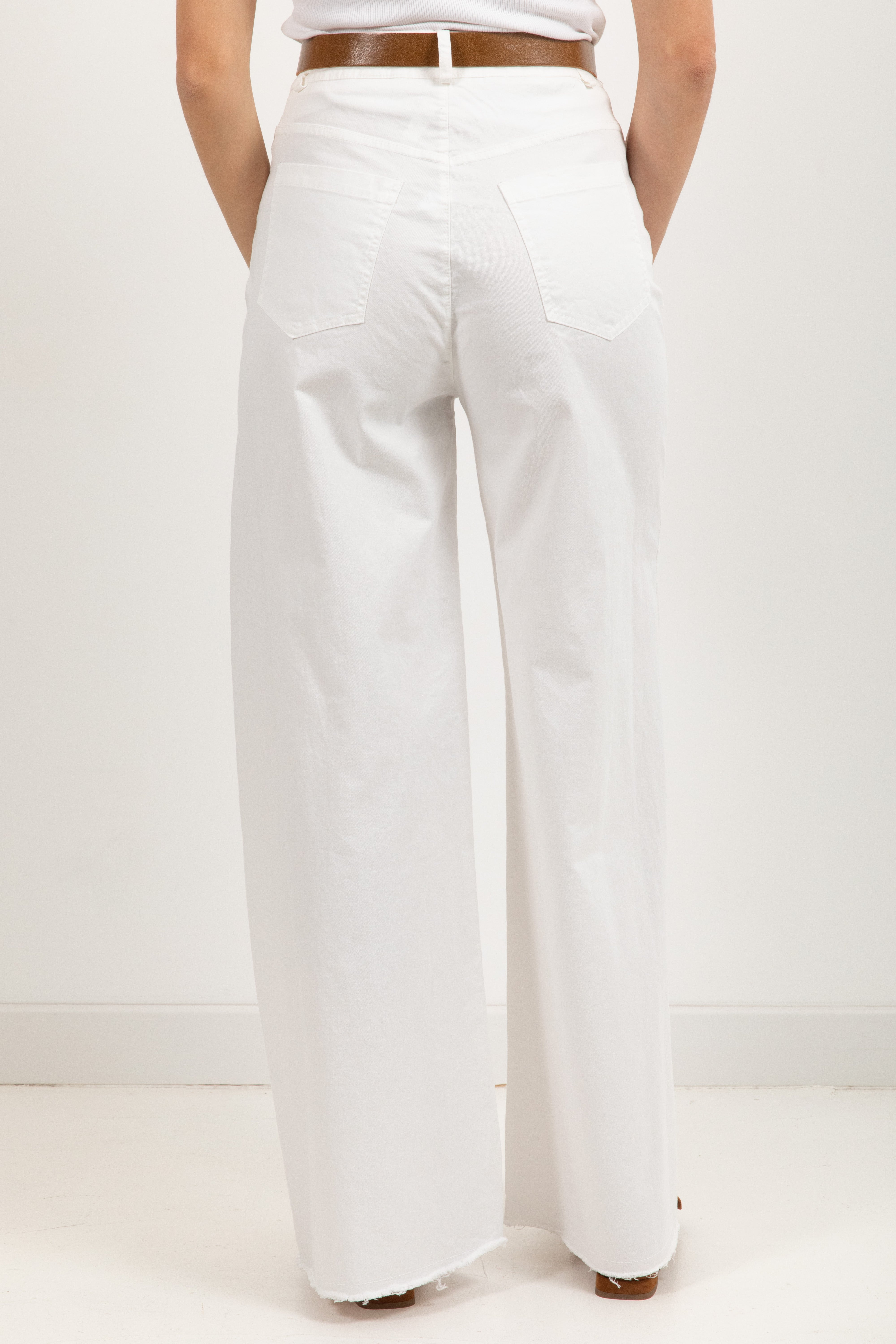 Pantalone gamba larga bianco sfrangiato sul fondo Tensione IN