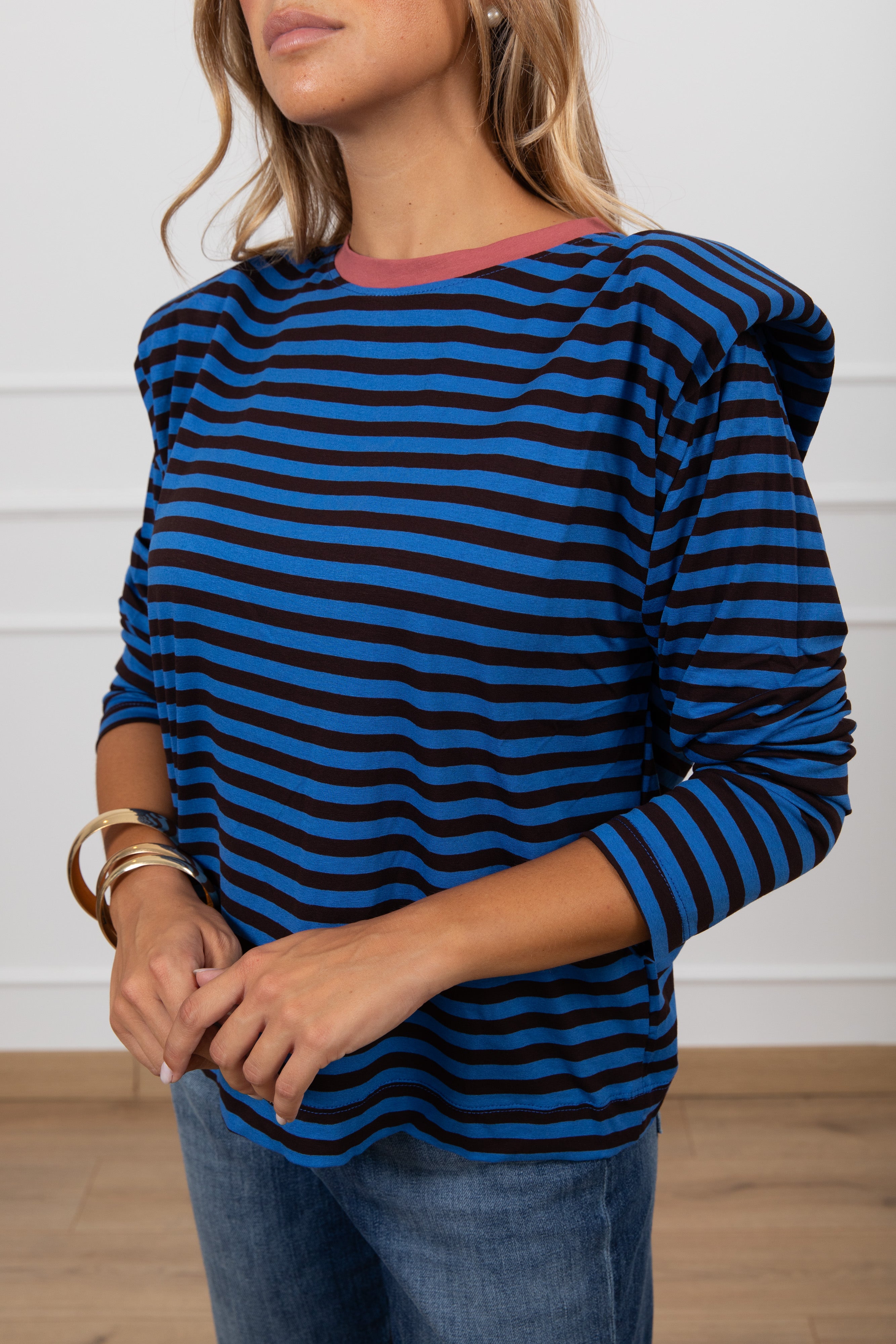 T-shirt spallina imbottita a righe con collo a contrasto Haveone