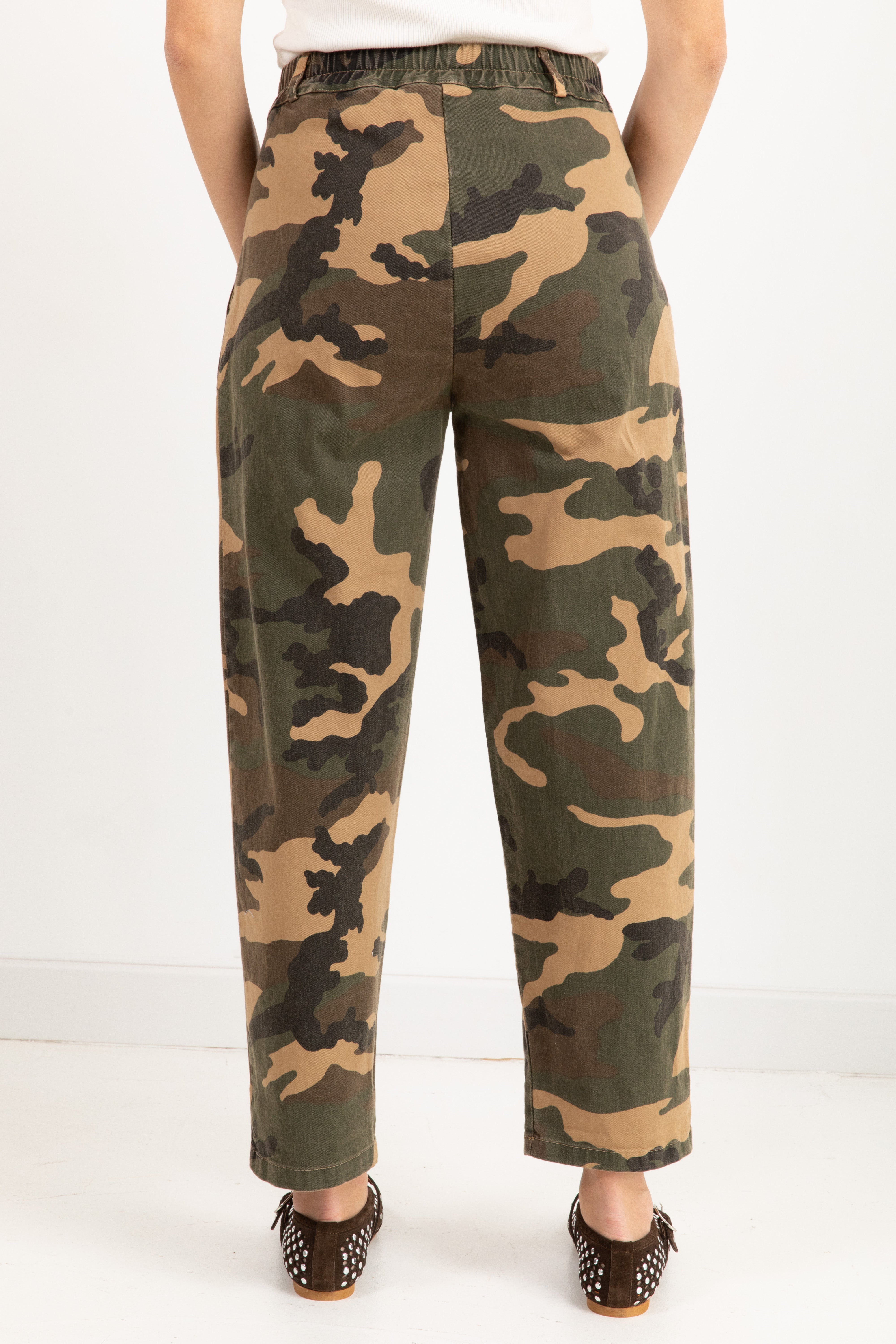 Pantalone carrot-fit camouflage con pietre Susy Mix