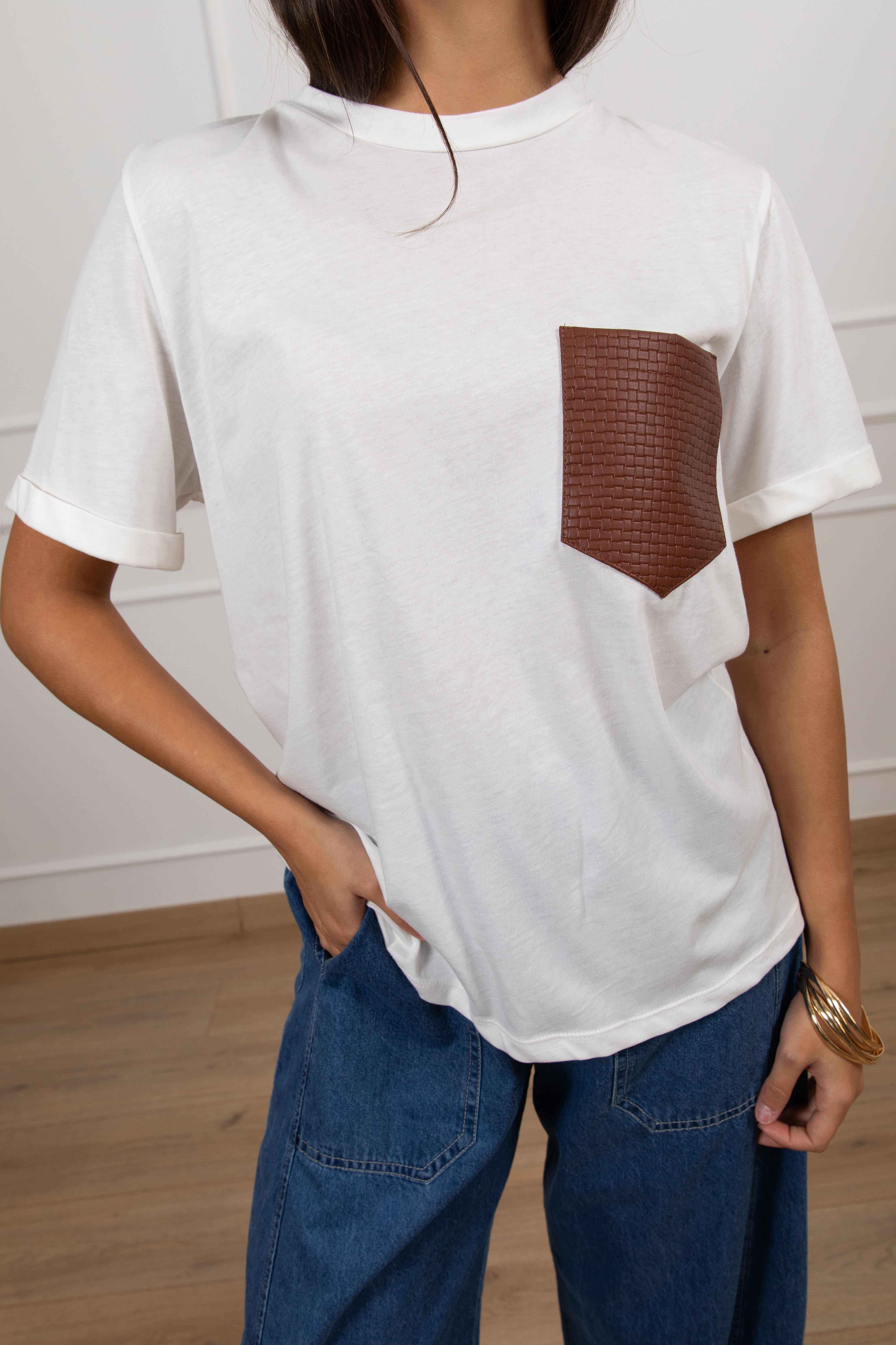 T-shirt con taschino in eco-pelle con intreccio stretto Tensione IN