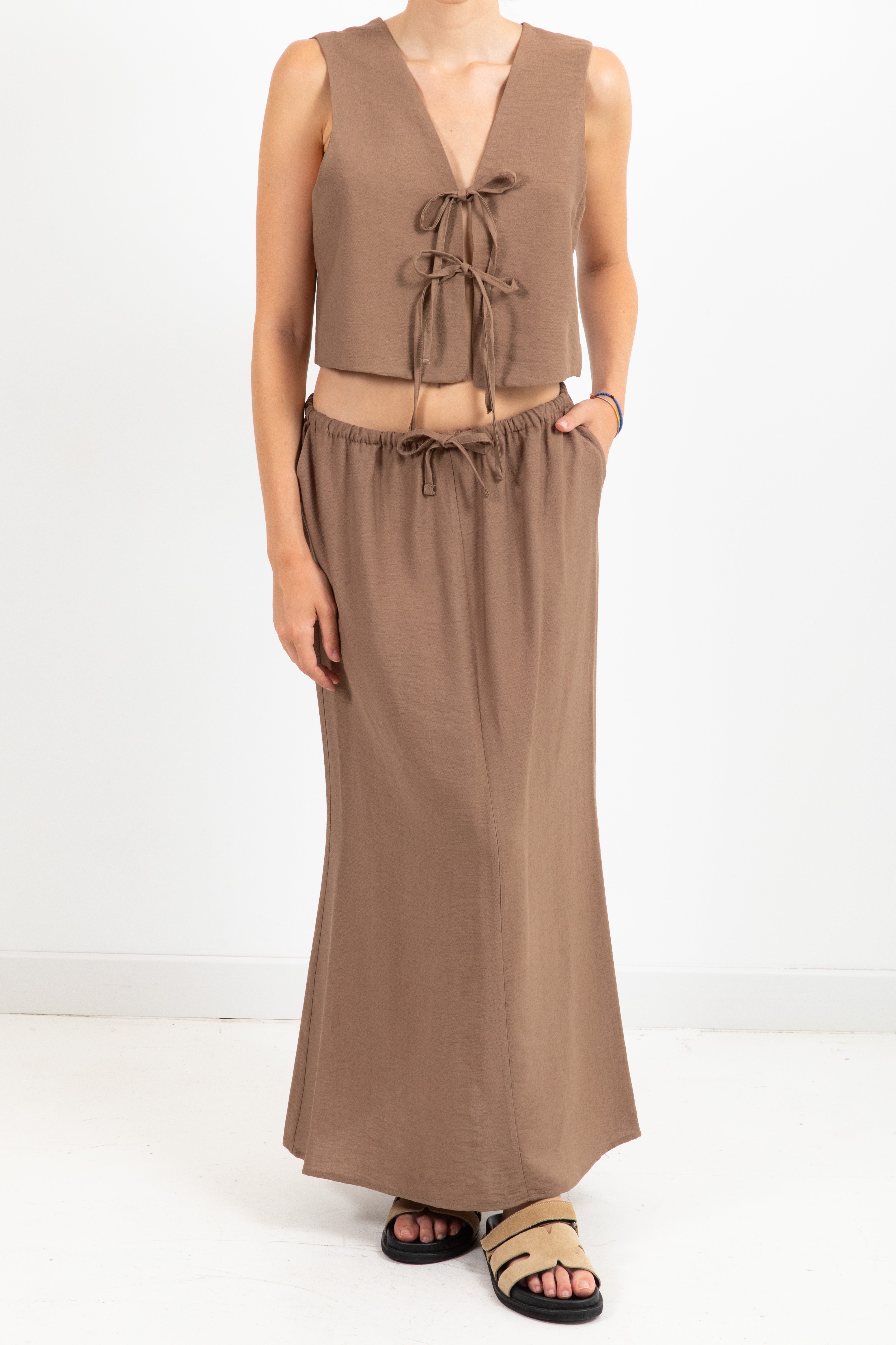 Coordinato gilet con fiocchi e gonna in viscosa goffrata ViCOLO