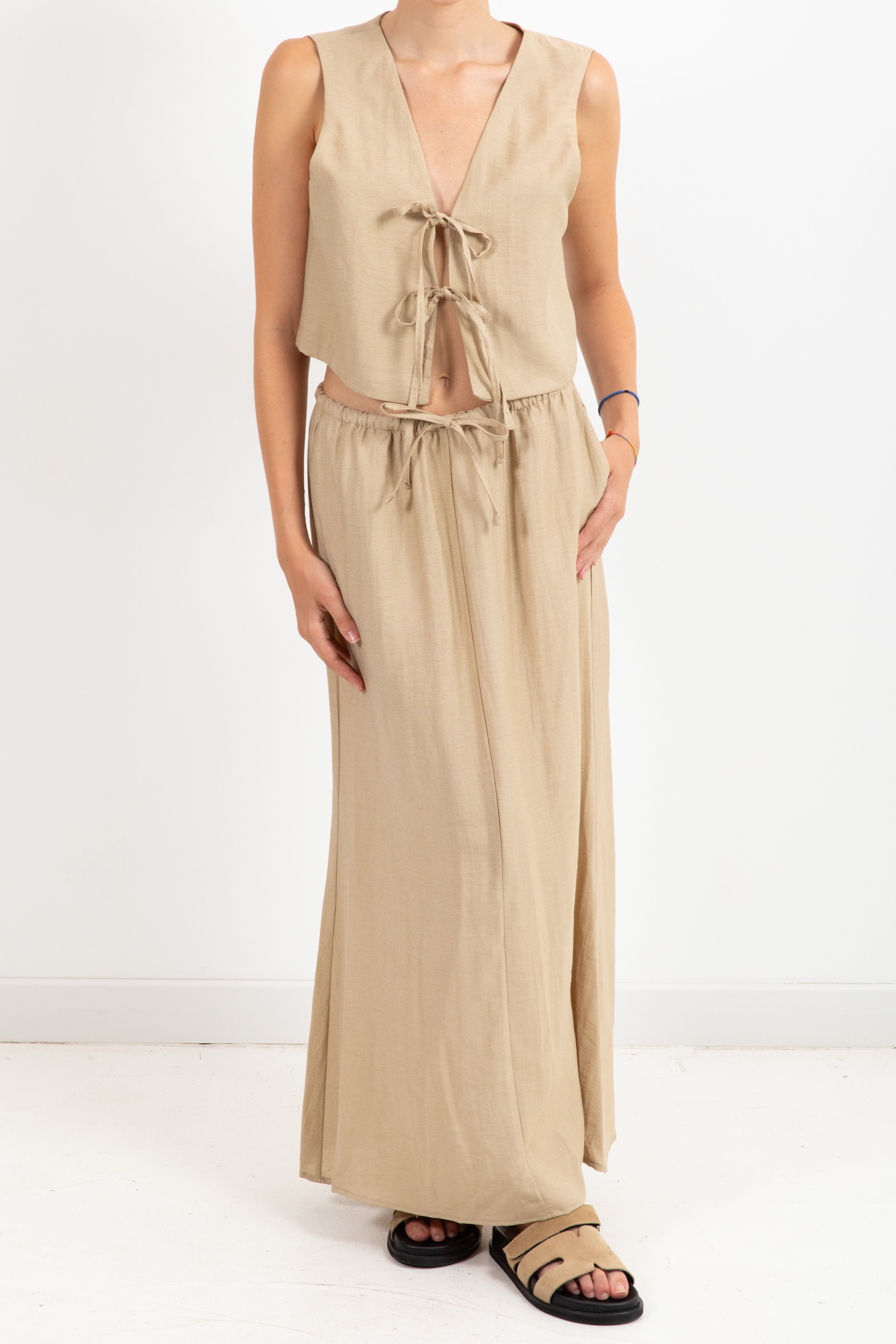 Coordinato gilet con fiocchi e gonna in viscosa goffrata ViCOLO
