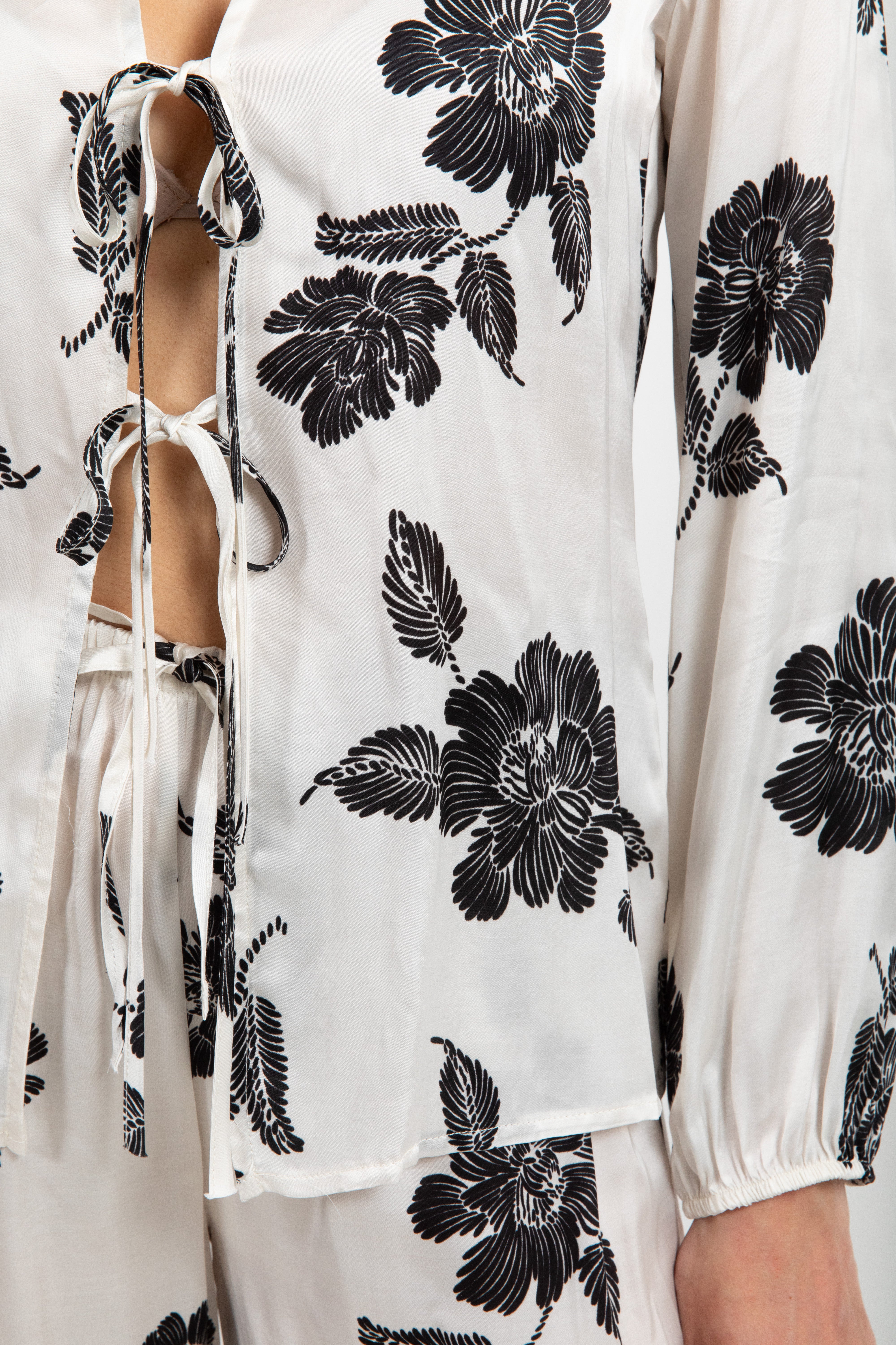 Coordinato camicia e pantalone in viscosa fantasia flowers nera Susy Mix