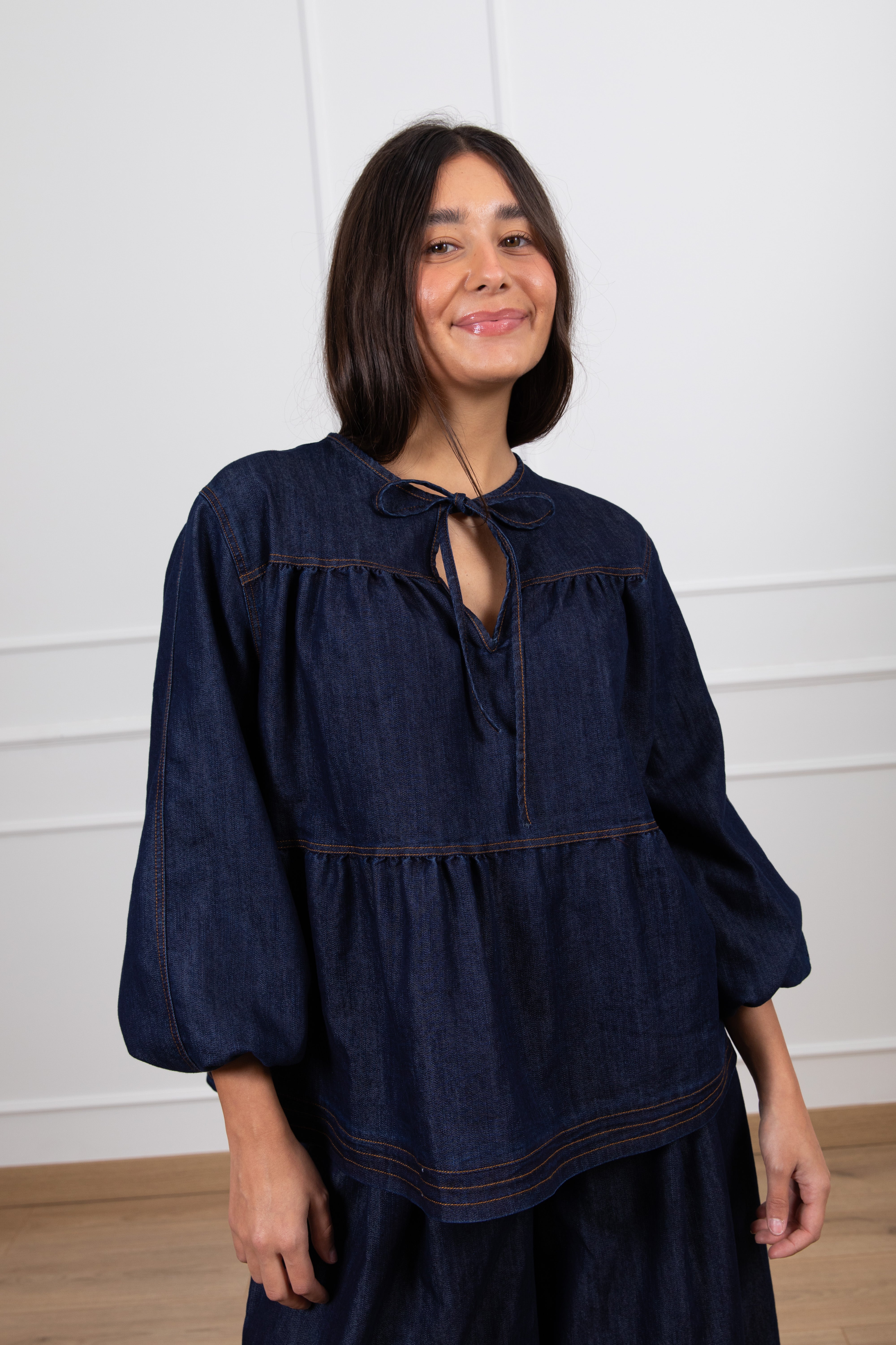 Blusa jeans blu con balze ViCOLO