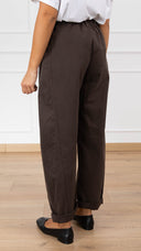Pantalone in gabardina egg-fit con elastico sul retro variante moro Susy Mix