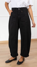 Pantalone in gabardina egg-fit con elastico sul retro variante nero Susy Mix