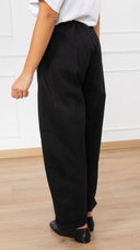 Pantalone in gabardina egg-fit con elastico sul retro variante nero Susy Mix