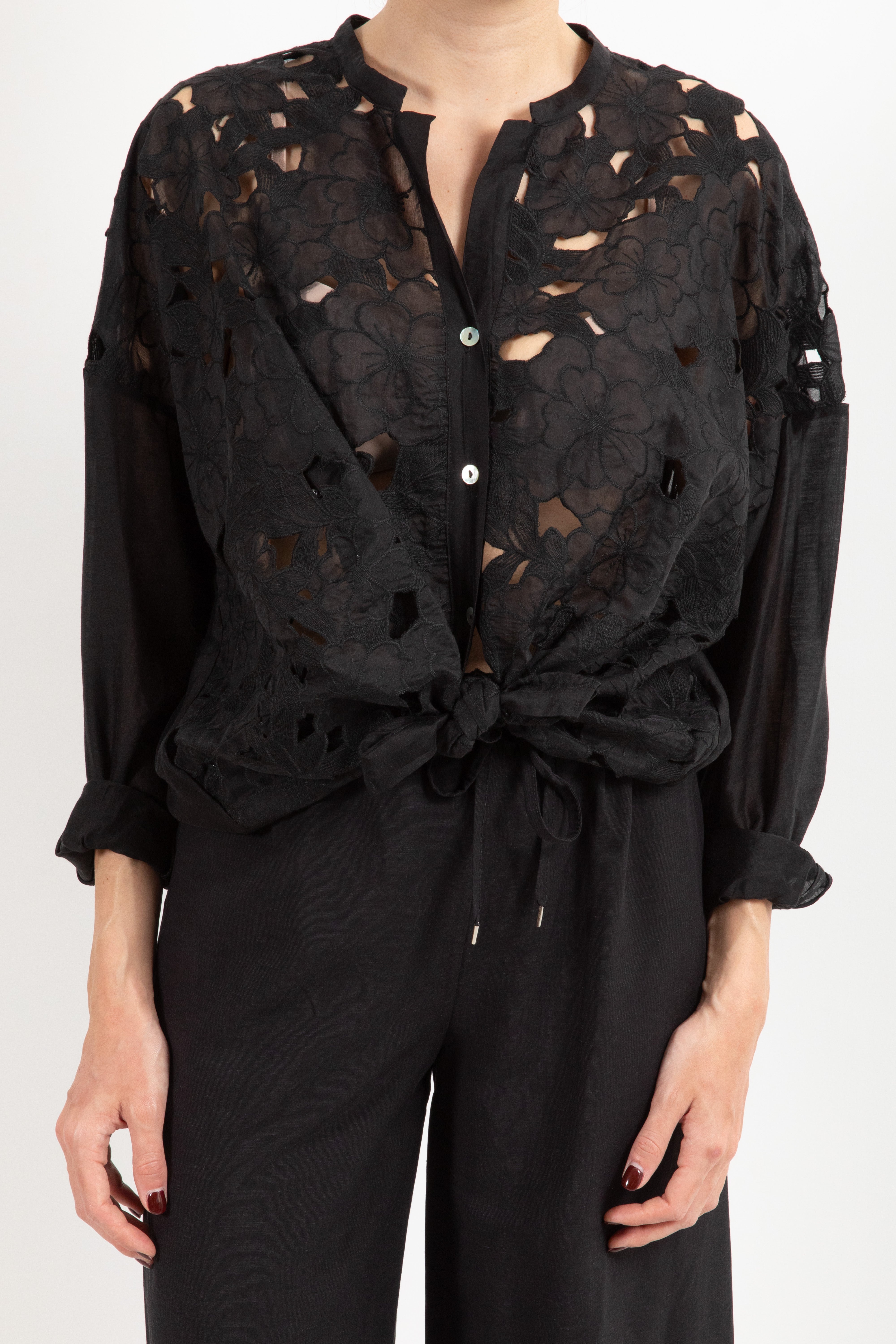 Camicia in mussola con inserto fiore ricamato Tensione IN