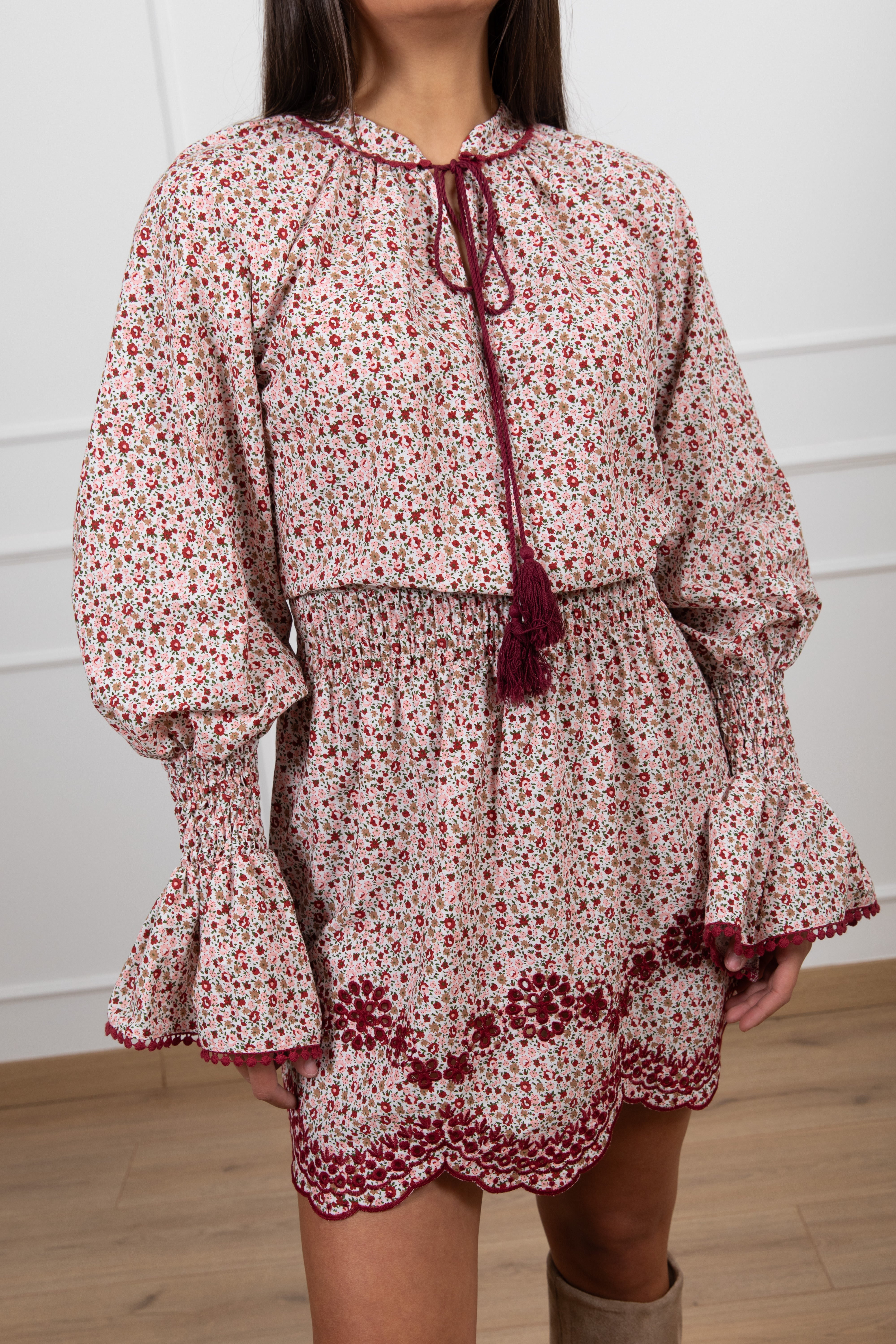 Abito fantasia micro-flowers con nappine e pizzo sul fondo Motel