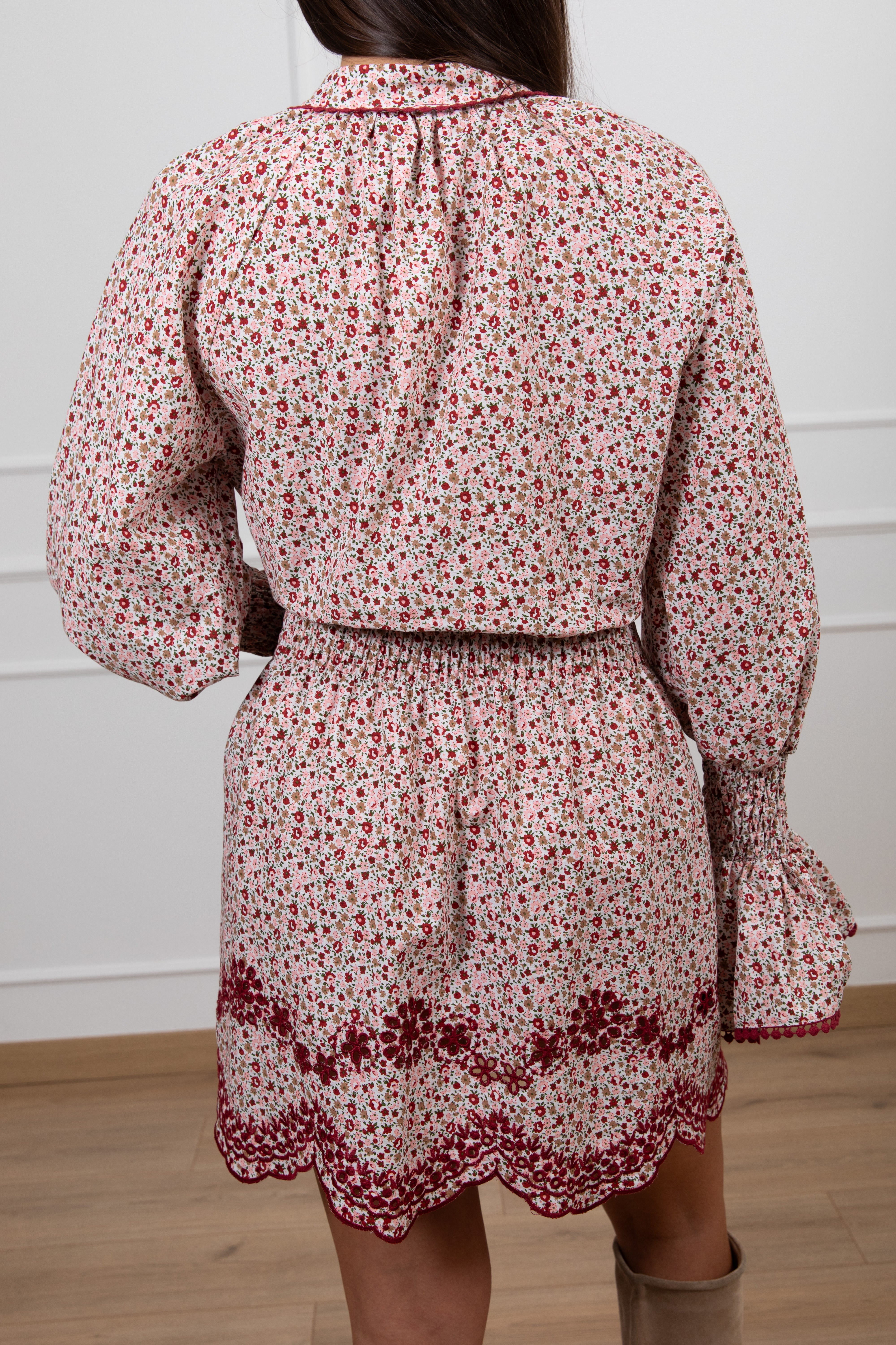 Abito fantasia micro-flowers con nappine e pizzo sul fondo Motel