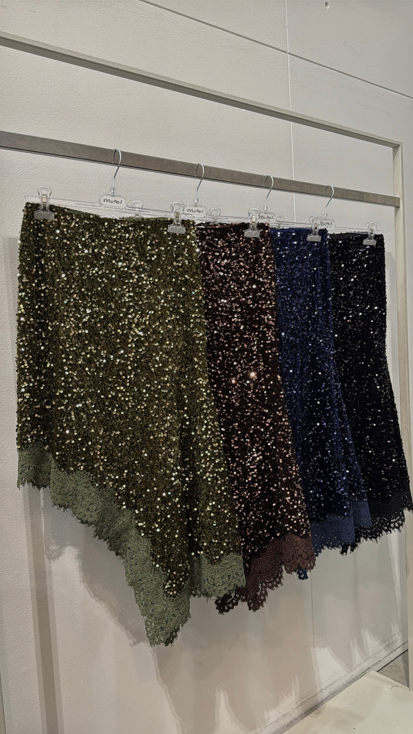 Gonna midi asimmetrica in ciniglia con paillettes e pizzo Motel