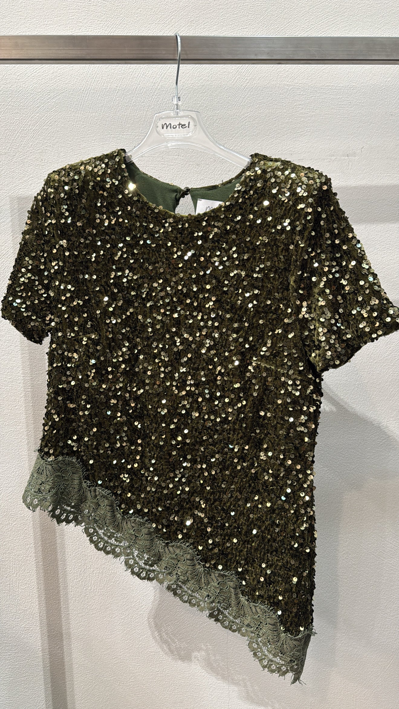 T-shirt asimmetrica in ciniglia con paillettes e pizzo Motel