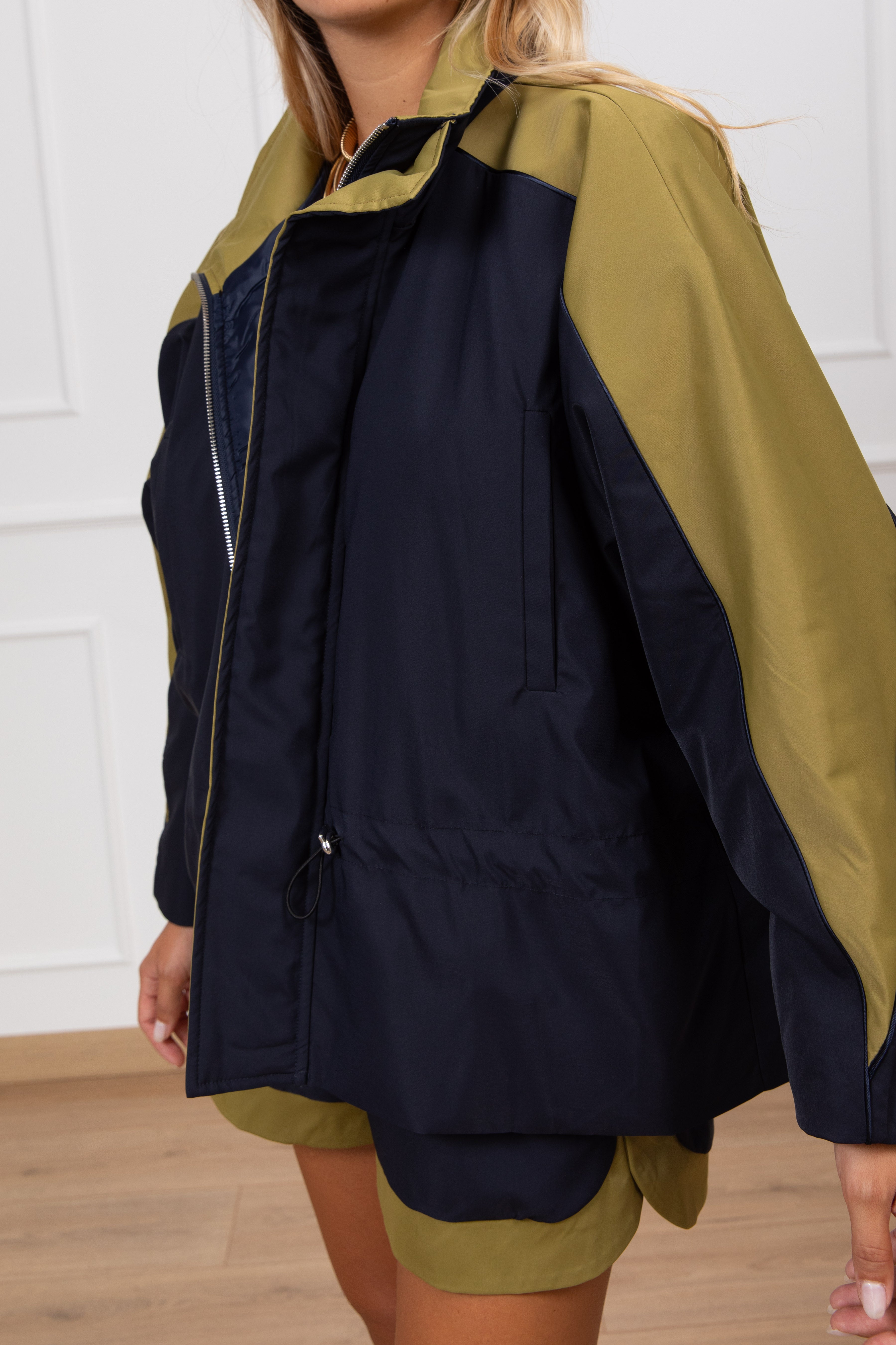 Bomber in raso con coulisse e banda a contrasto variante blu Haveone