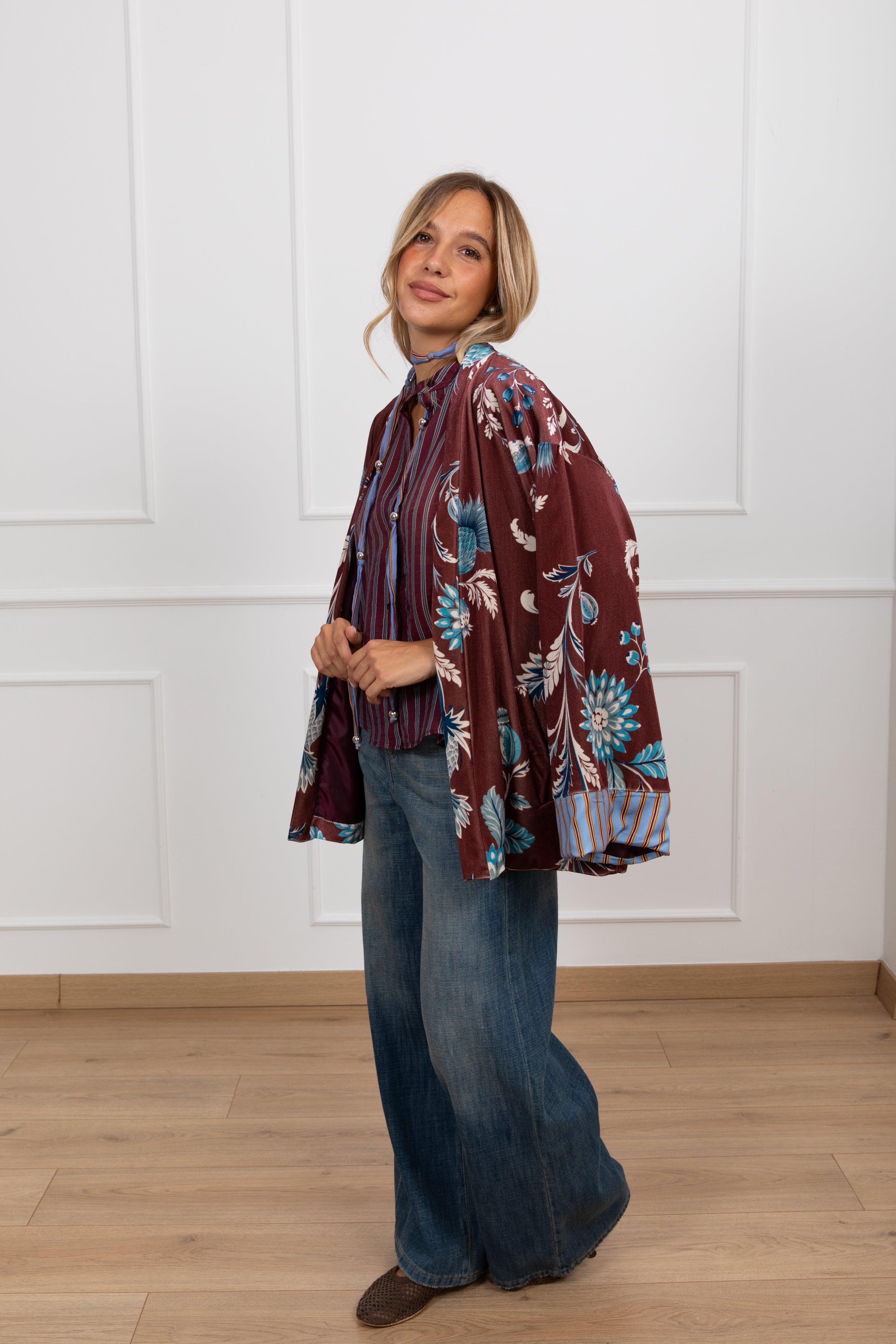 Blusa bacchettata in lyocell con collana a contrasto variante bordeaux Haveone
