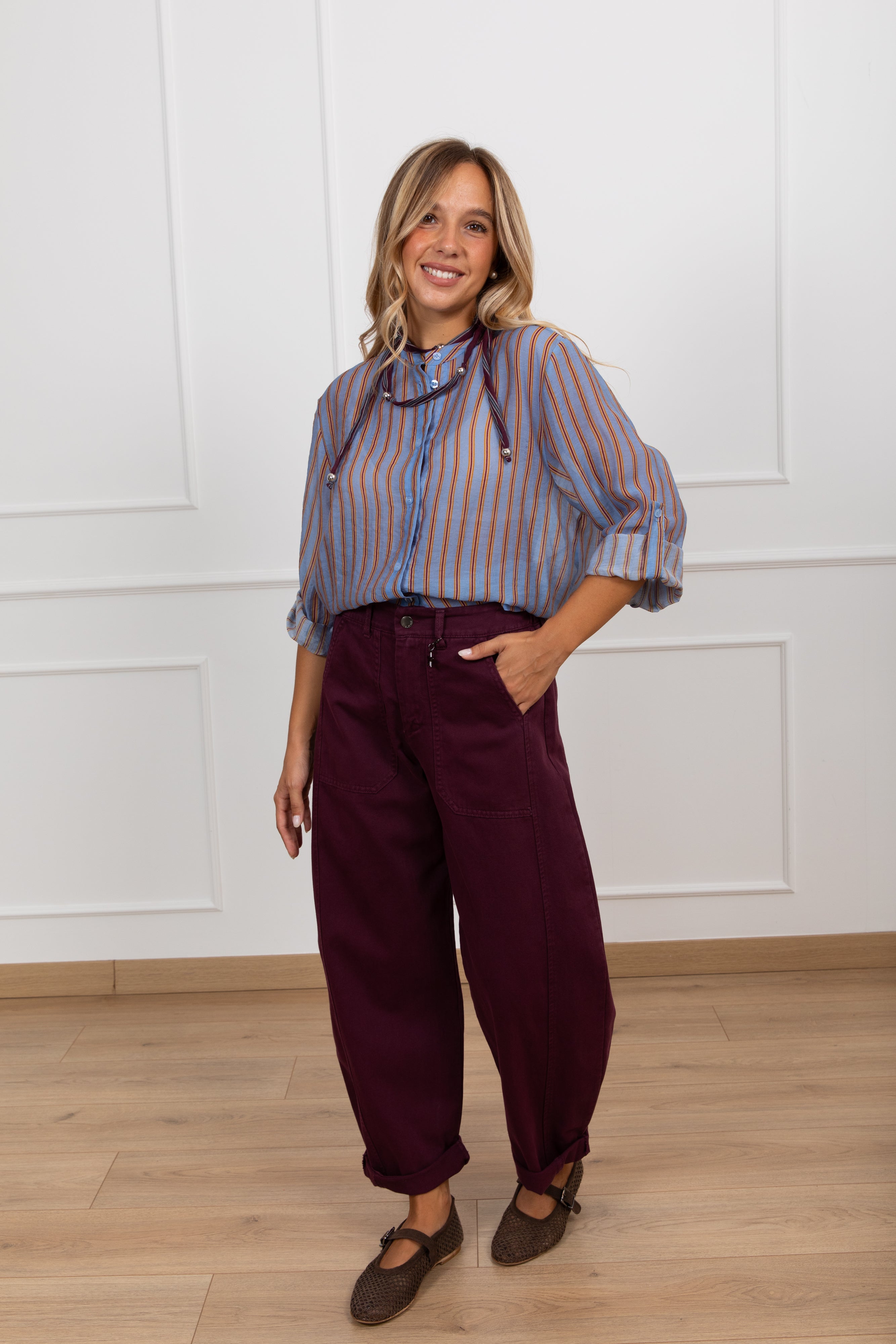 Jeans color egg-fit con elastico sul retro variante bordeaux Susy Mix