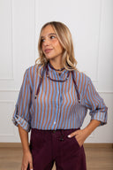 Blusa bacchettata in lyocell con collana a contrasto variante celeste Haveone