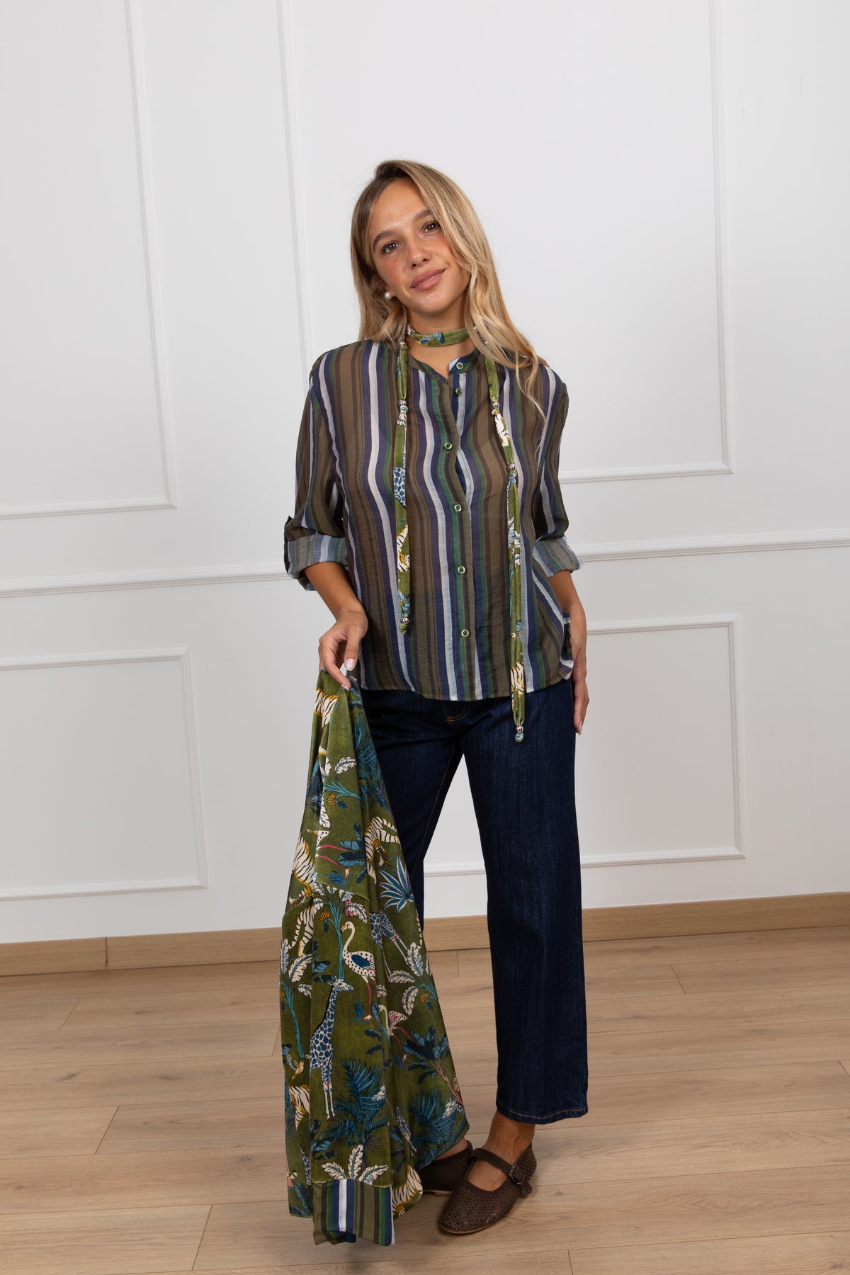 Blusa righe multicolor oliva in mussola con collana in ciniglia Haveone
