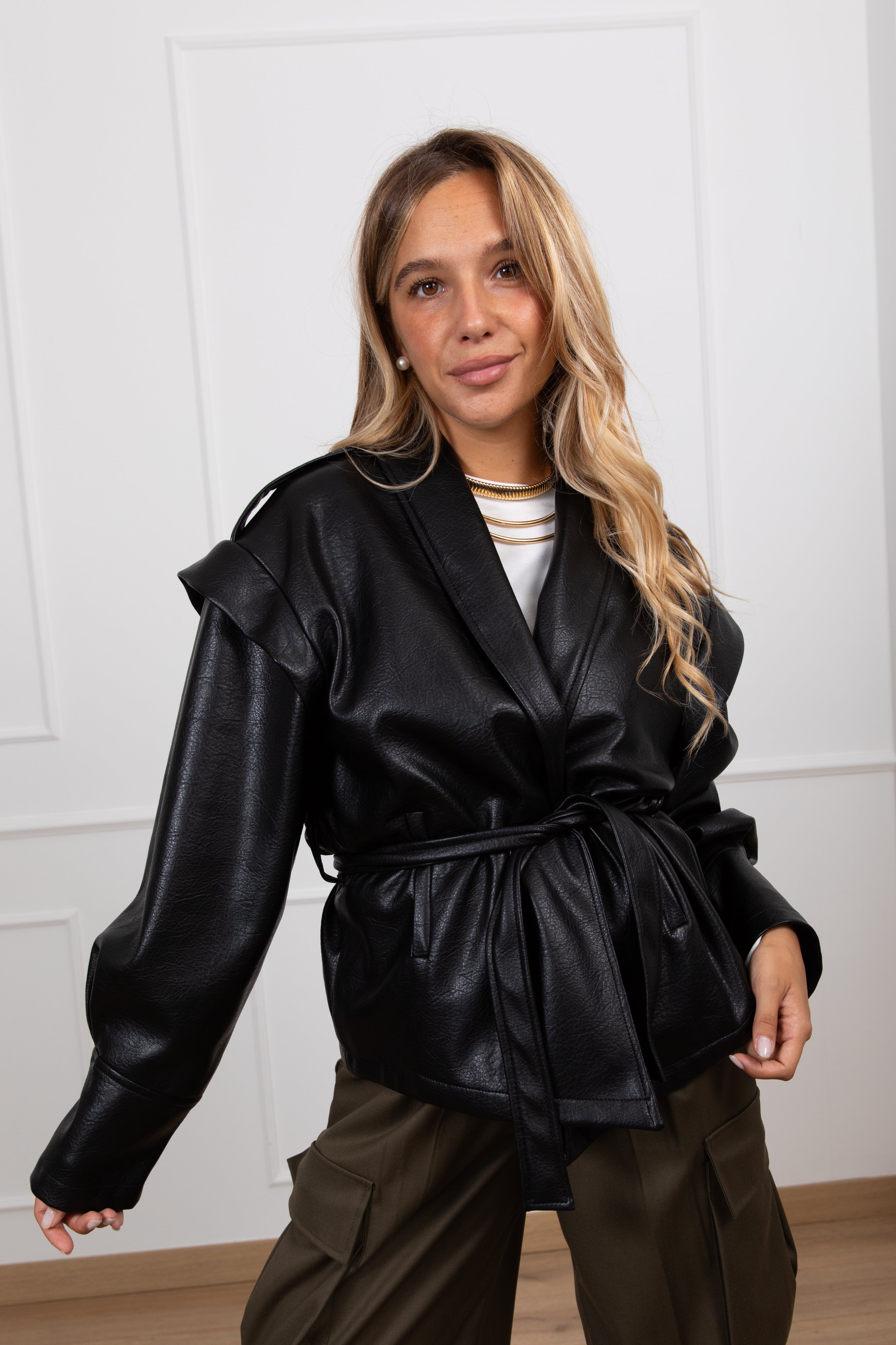 Giacca in eco-pelle con fusciacca variante nero Susy Mix