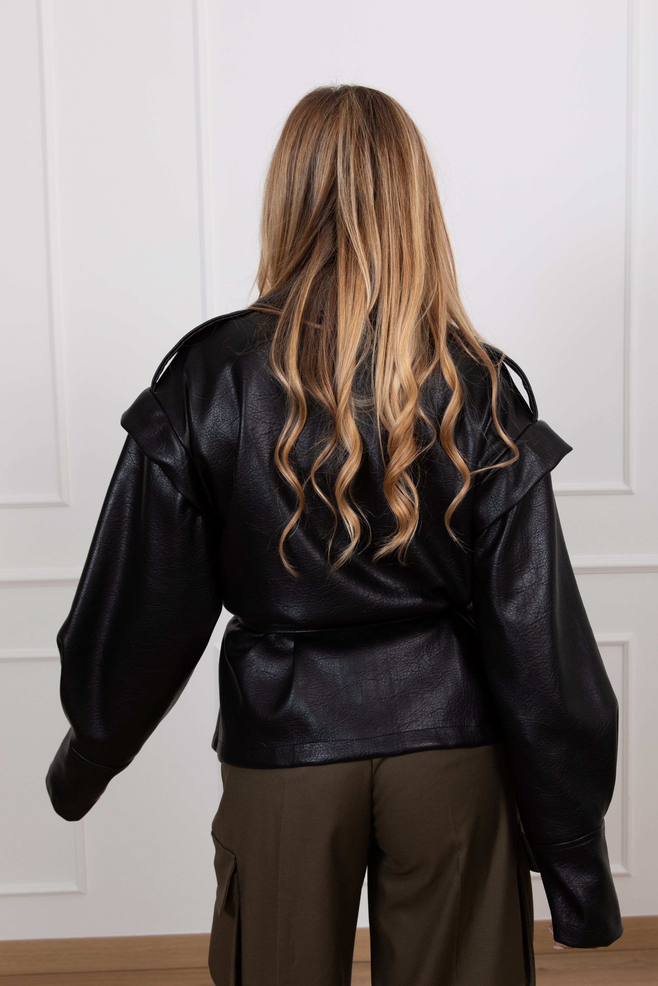 Giacca in eco-pelle con fusciacca variante nero Susy Mix
