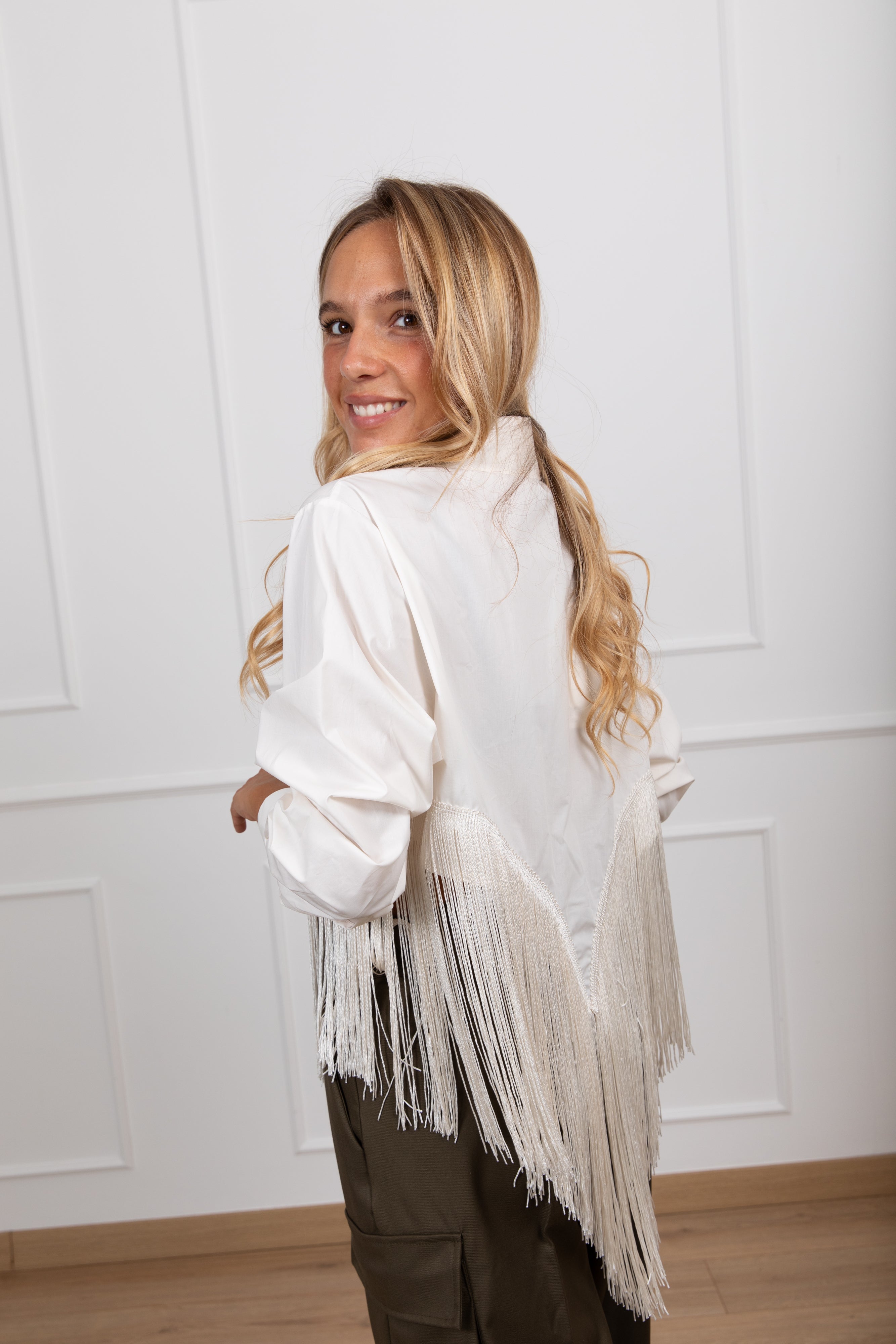 Camicia cropped con frange sul fondo variante burro Haveone