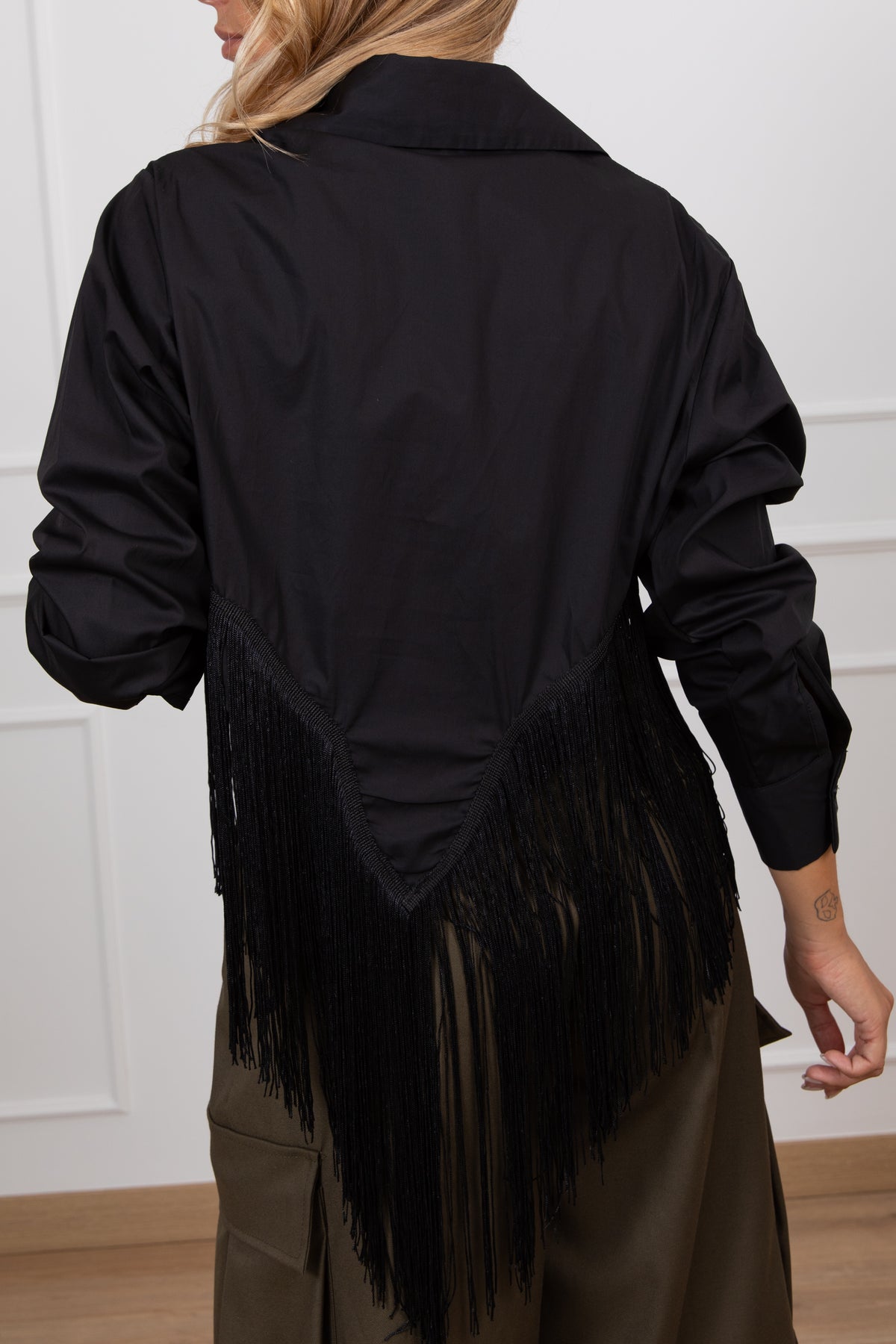 Camicia cropped con frange sul fondo variante nero Haveone