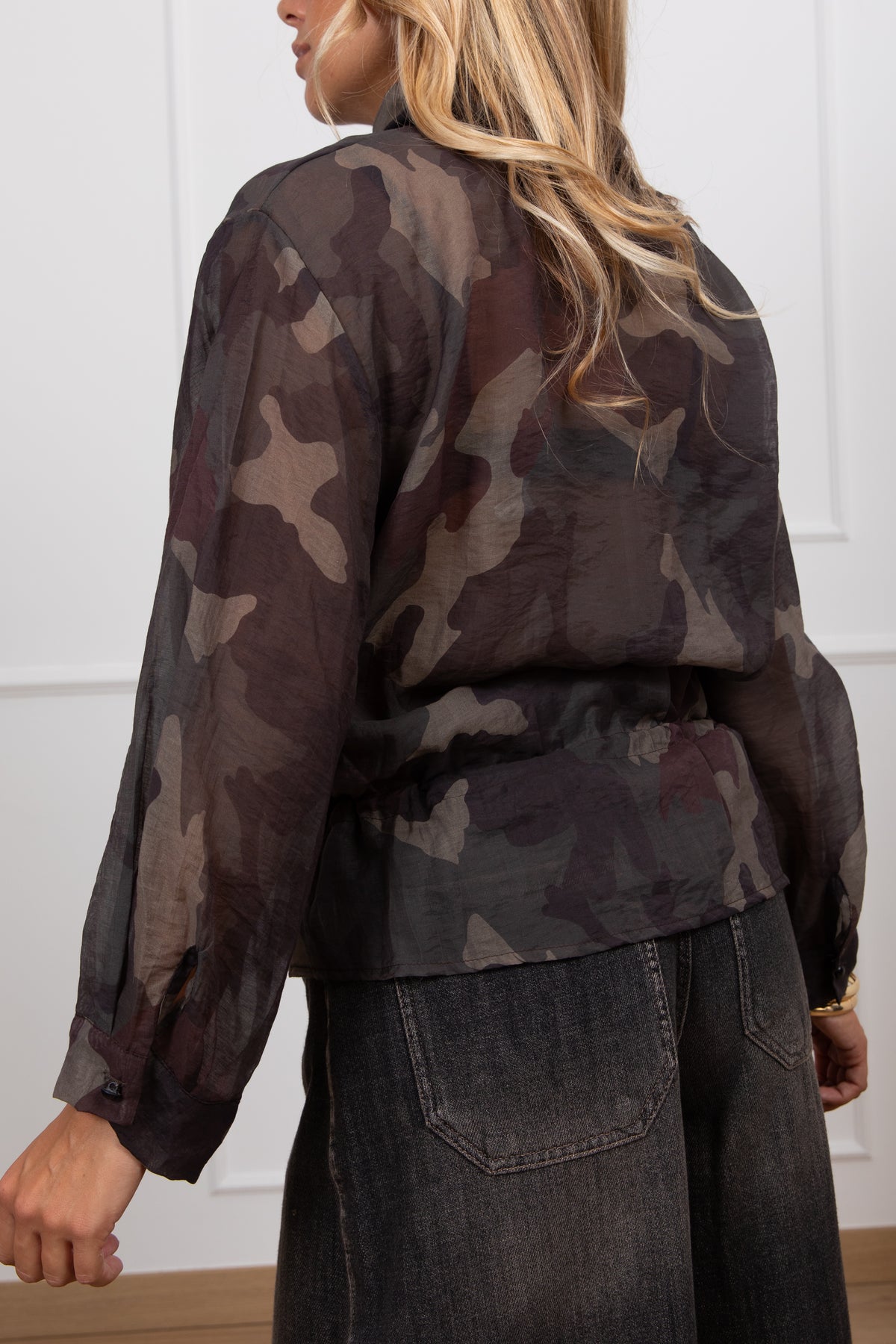 Blusa camouflage in lyocell con coulisse e bottoncini Tensione IN