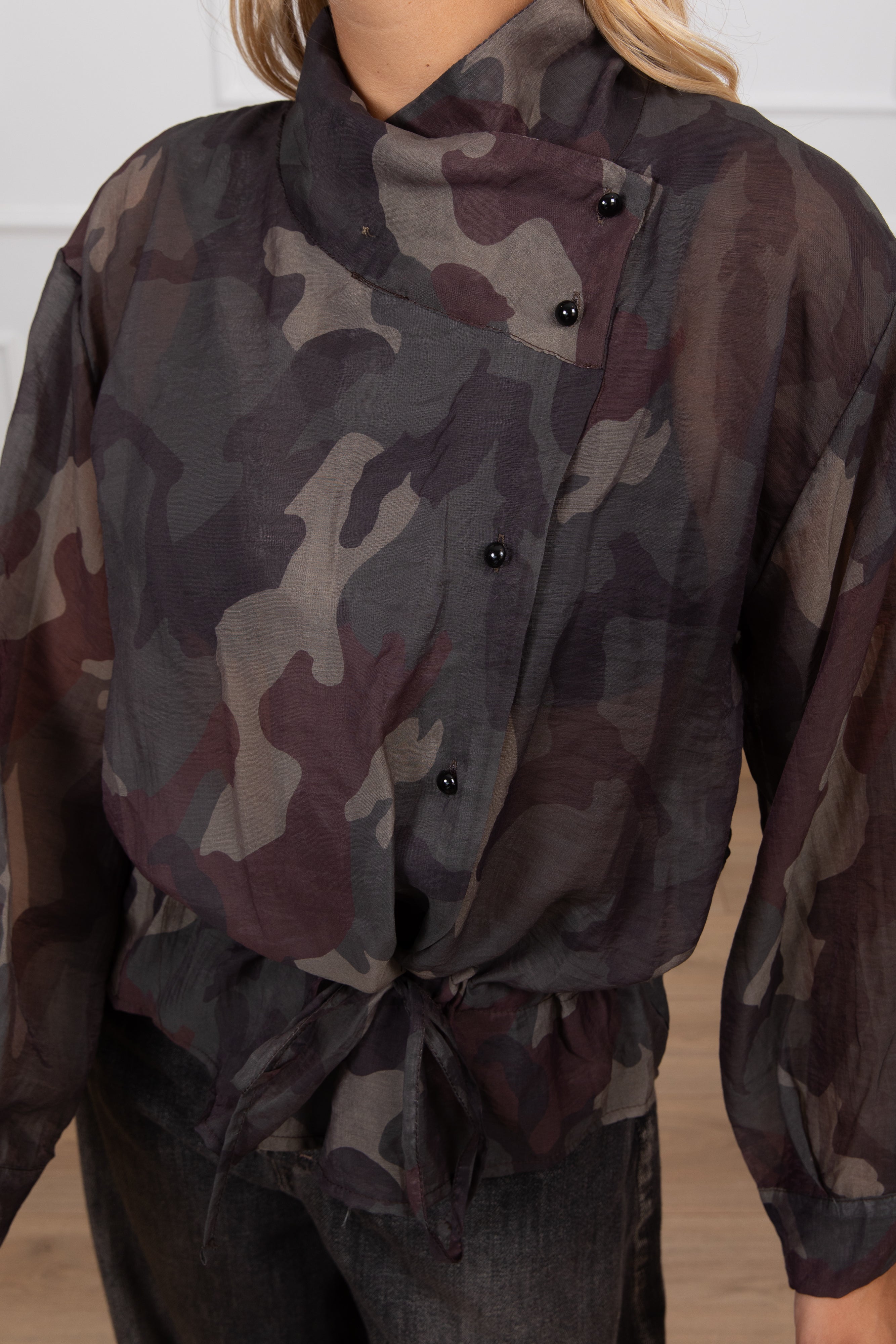 Blusa camouflage in lyocell con coulisse e bottoncini Tensione IN