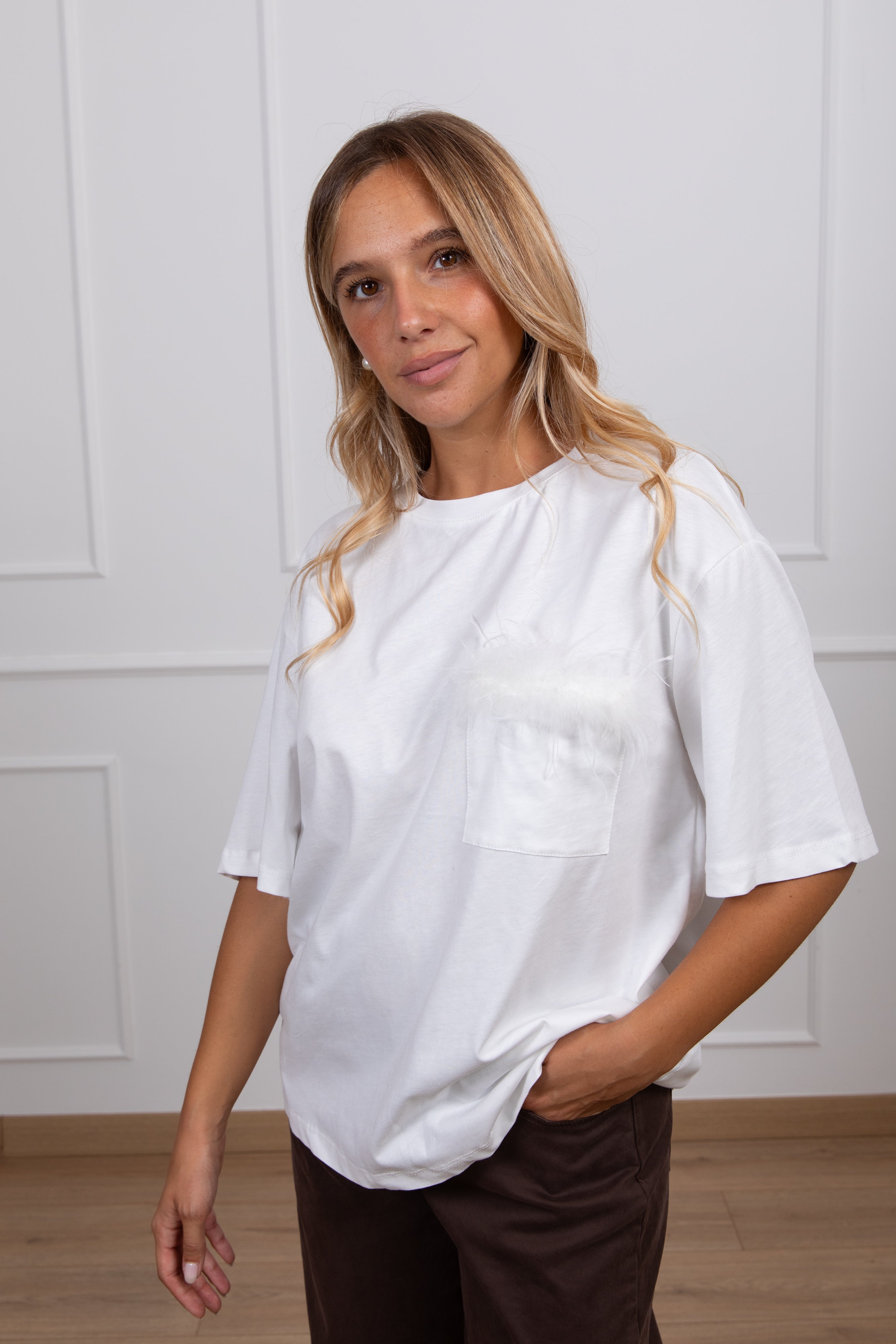 T-shirt con taschino e inserto piume variante panna Tensione IN