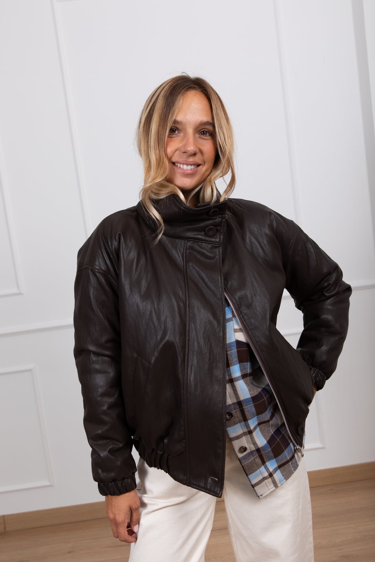 Bomber in eco-pelle con bottoni sul collo Susy Mix