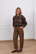 Jeans color egg-fit con elastico sul retro variante sigaro Tensione IN