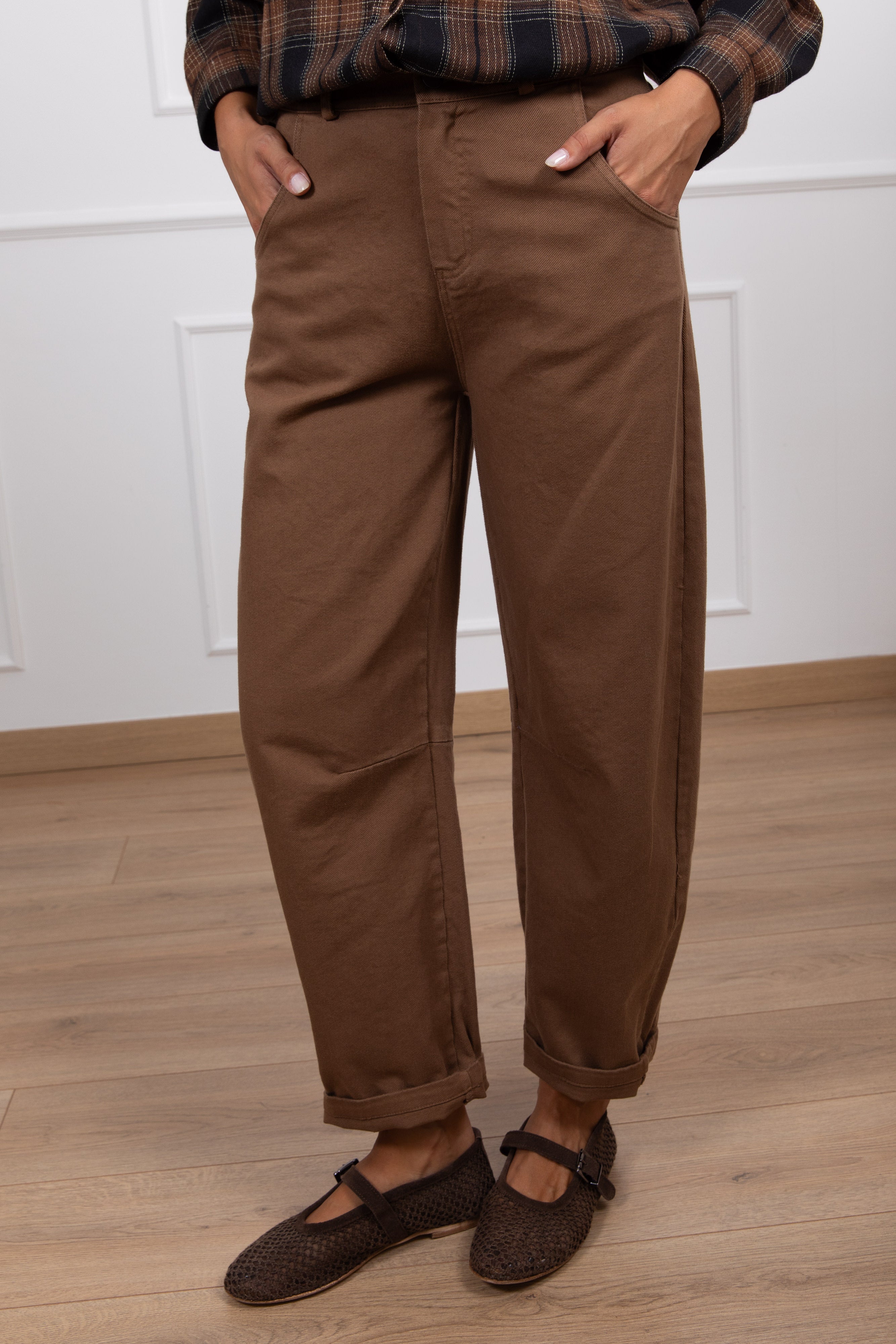 Jeans color egg-fit con elastico sul retro variante sigaro Tensione IN