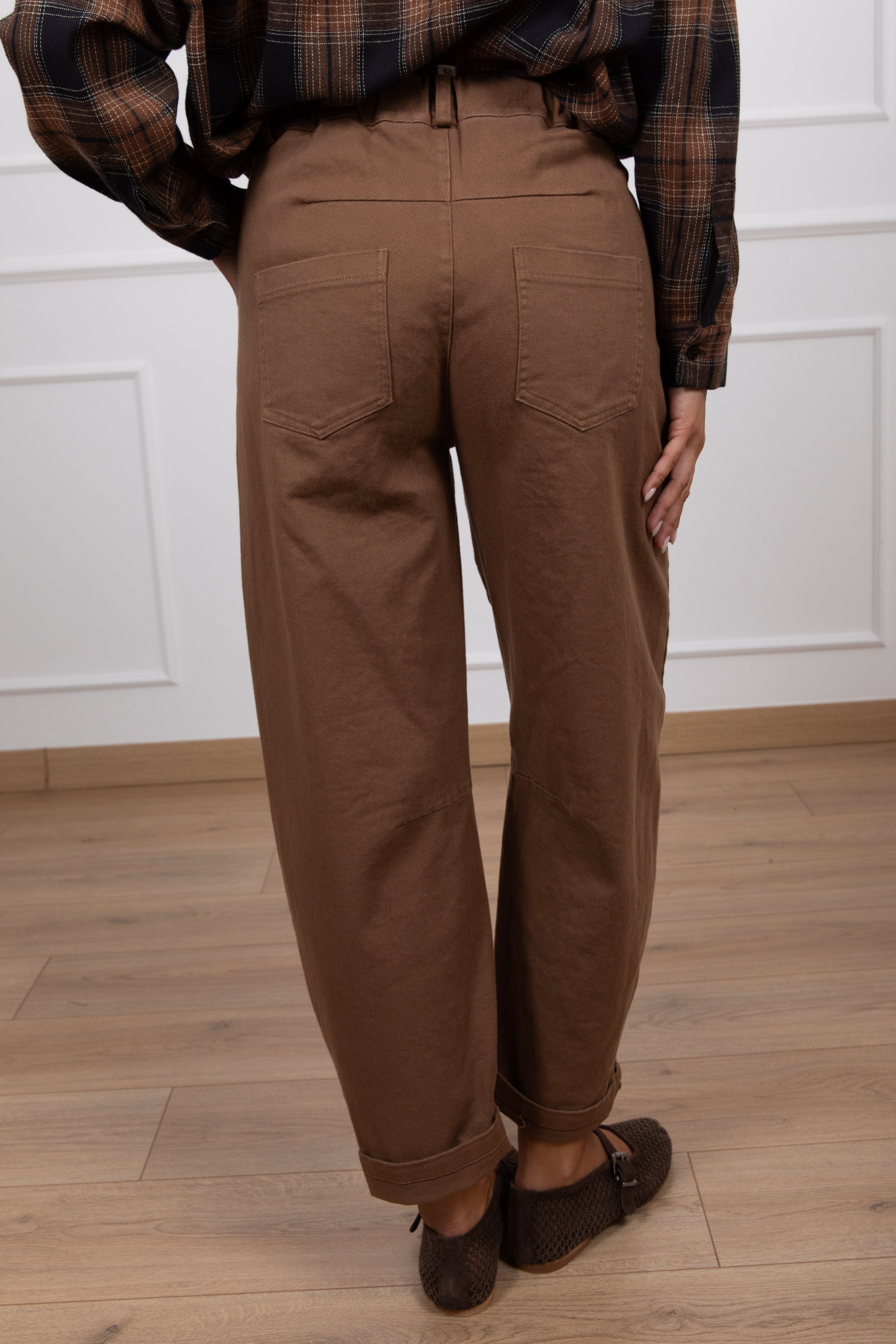 Jeans color egg-fit con elastico sul retro variante sigaro Tensione IN