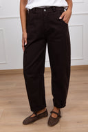 Jeans color egg-fit con elastico sul retro variante moro Tensione IN