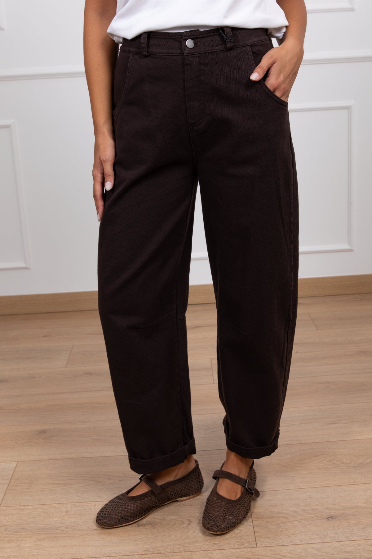 Jeans color egg-fit con elastico sul retro variante moro Tensione IN