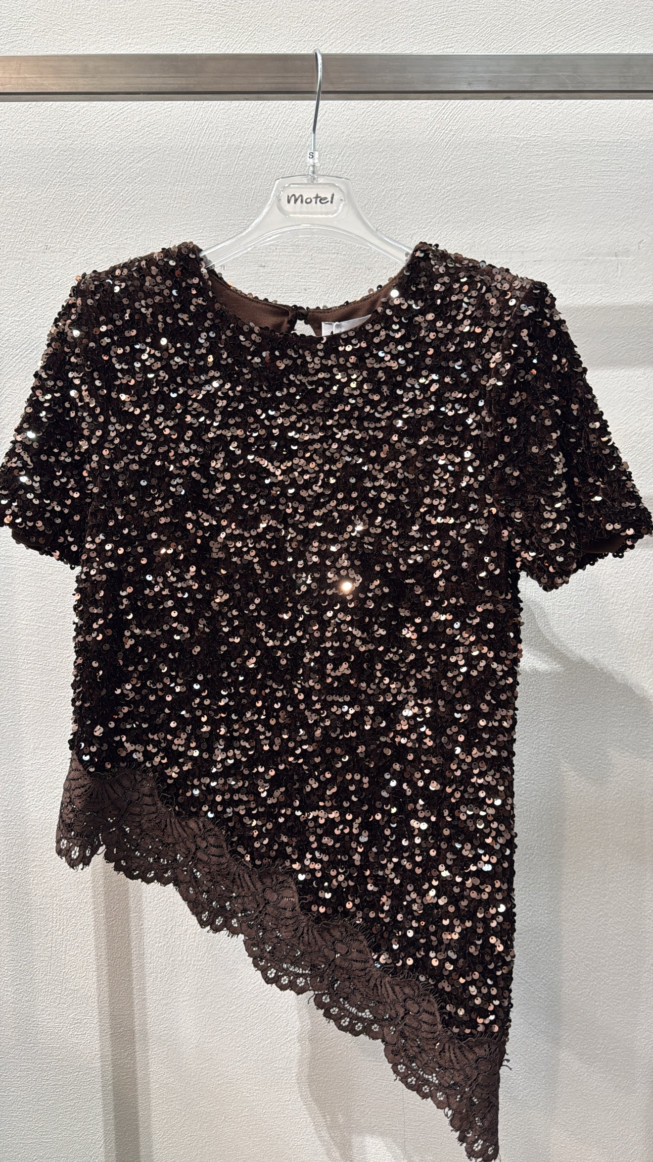 T-shirt asimmetrica in ciniglia con paillettes e pizzo Motel