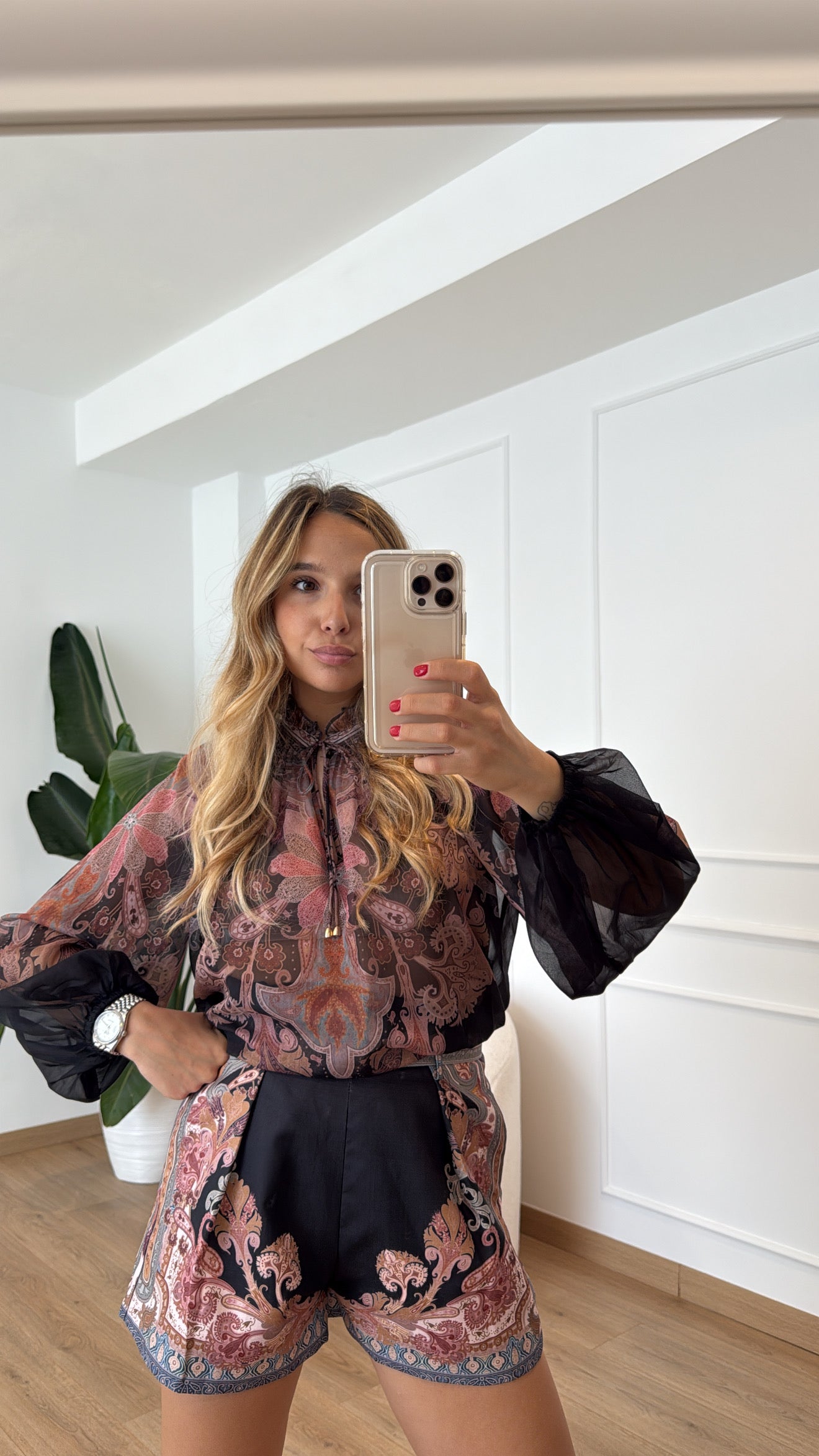 Coordinato blusa e short con cintura Kontatto