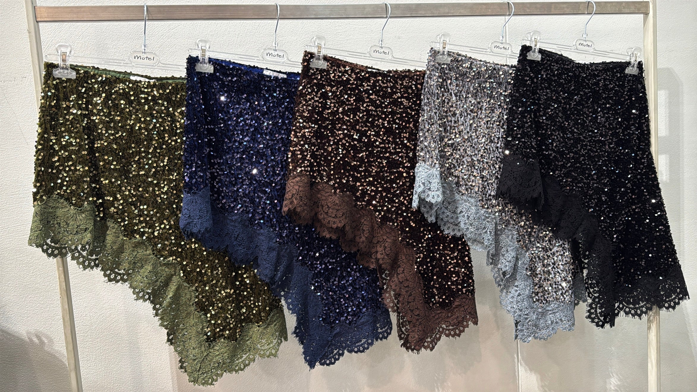 PRE ORDINE 15/12 Mini-gonna asimmetrica in ciniglia con paillettes e pizzo Motel