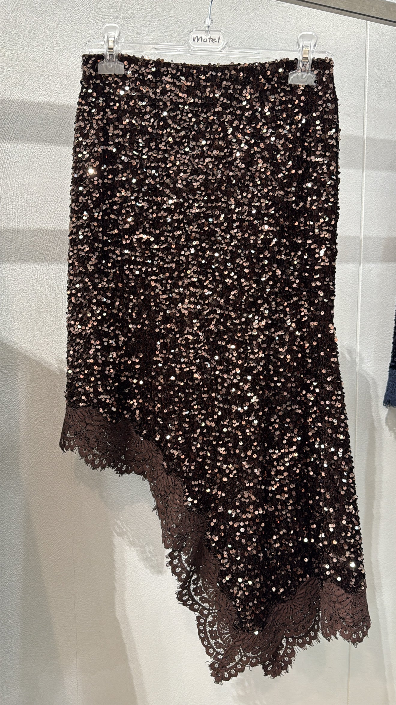 Gonna midi asimmetrica in ciniglia con paillettes e pizzo Motel