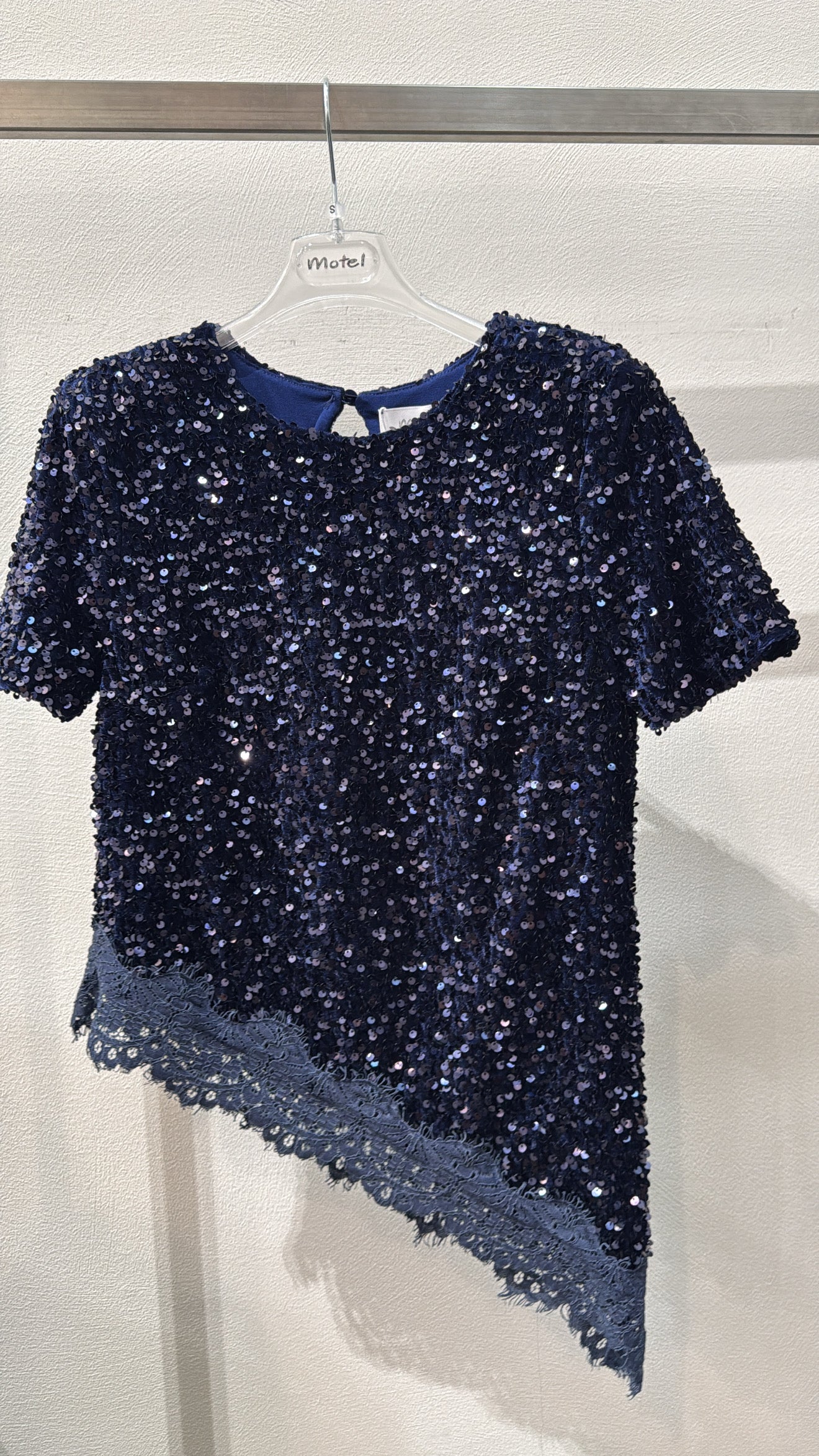 T-shirt asimmetrica in ciniglia con paillettes e pizzo Motel