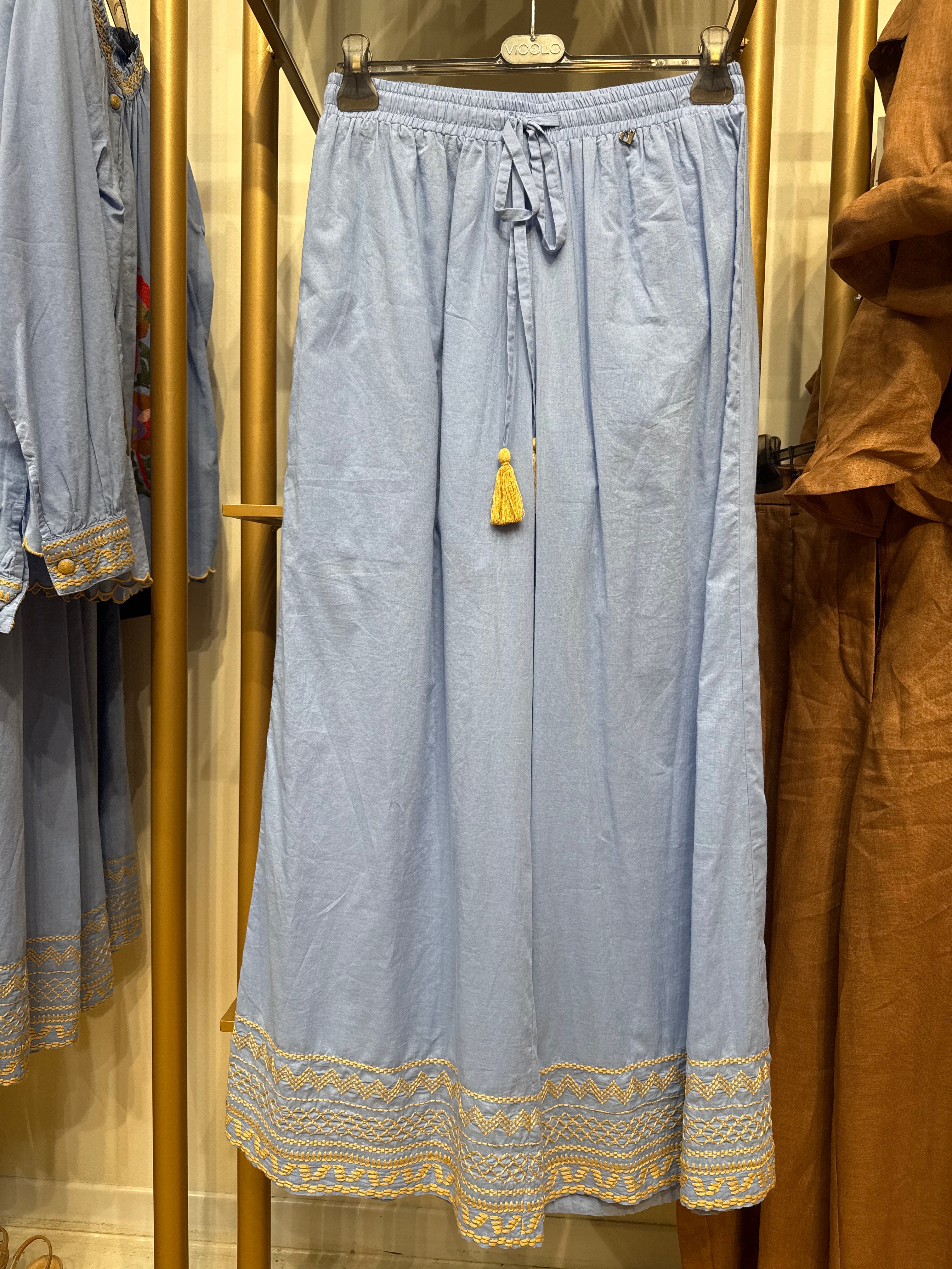Pantalone in cotone con nappine e ricamo floreale Dixie