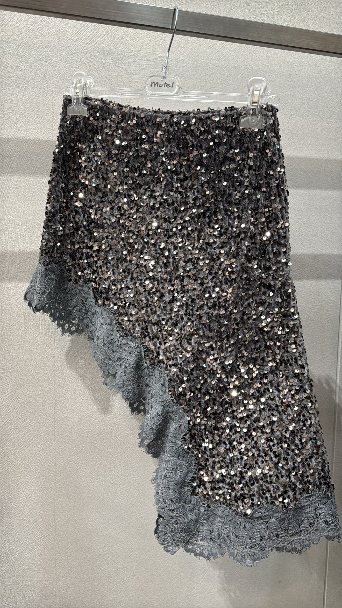 PRE ORDINE 15/12 Mini-gonna asimmetrica in ciniglia con paillettes e pizzo Motel