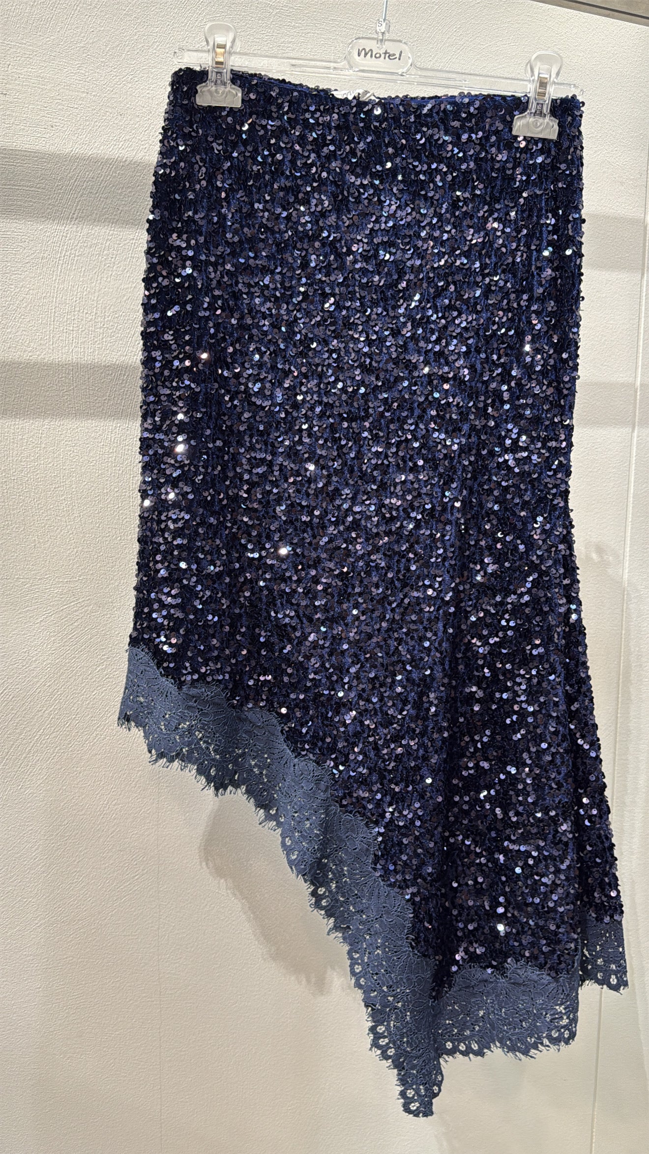 Gonna midi asimmetrica in ciniglia con paillettes e pizzo Motel