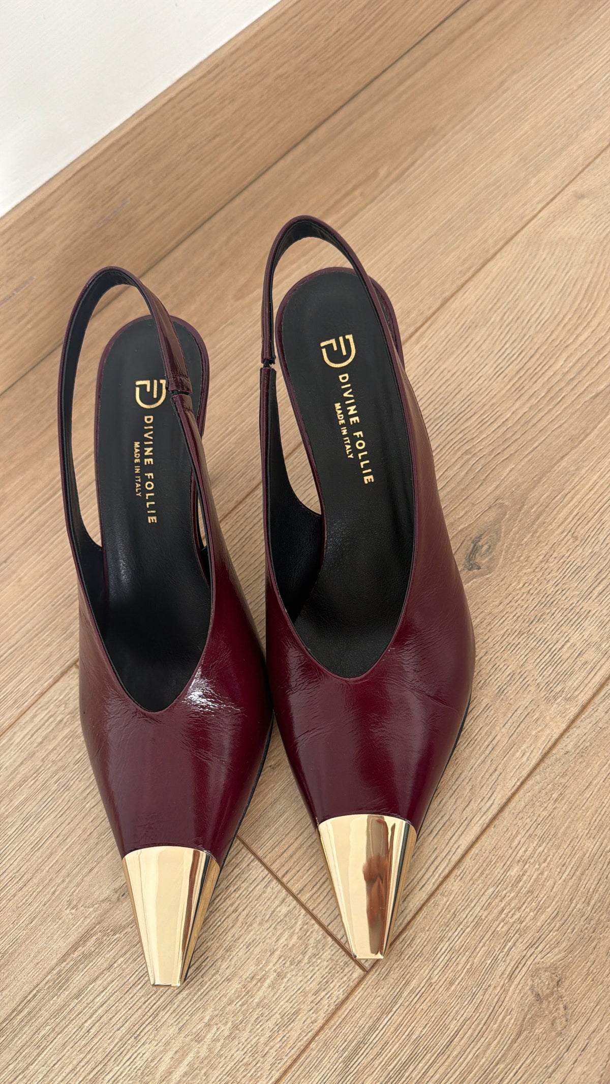 Slingback alta con punta metallo in pelle lucida bordeaux Divine Follie